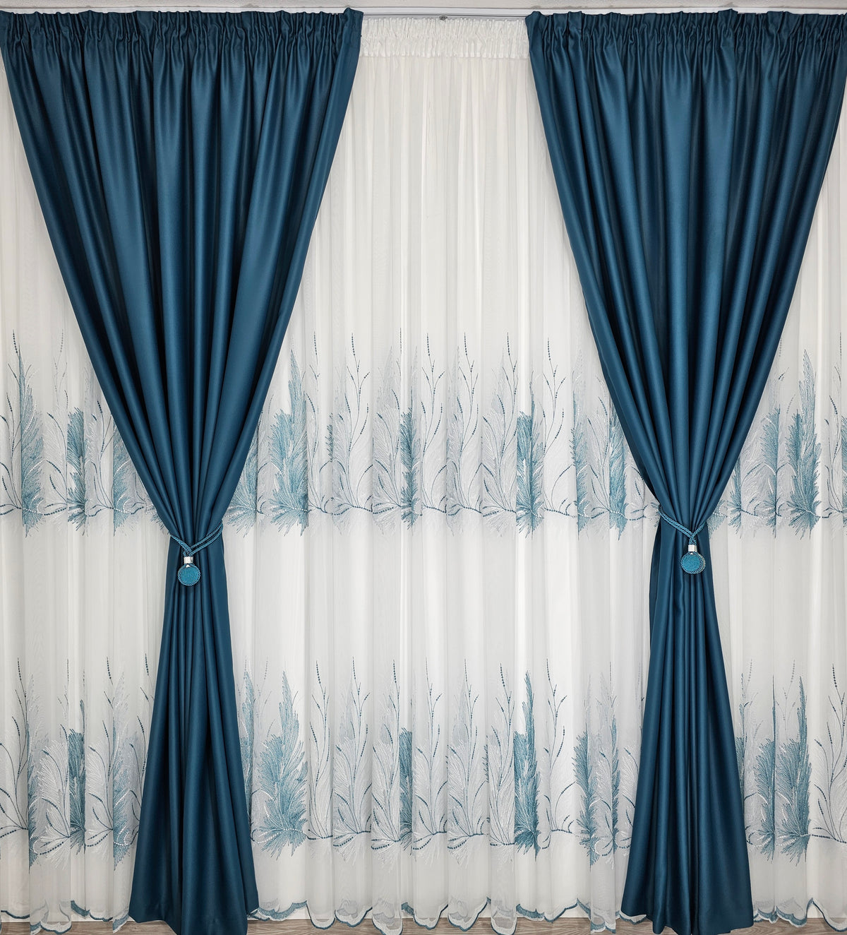 Set Kamala: Perdea alba cu doua borduri turcoaz si draperie turcoaz blackout 98%