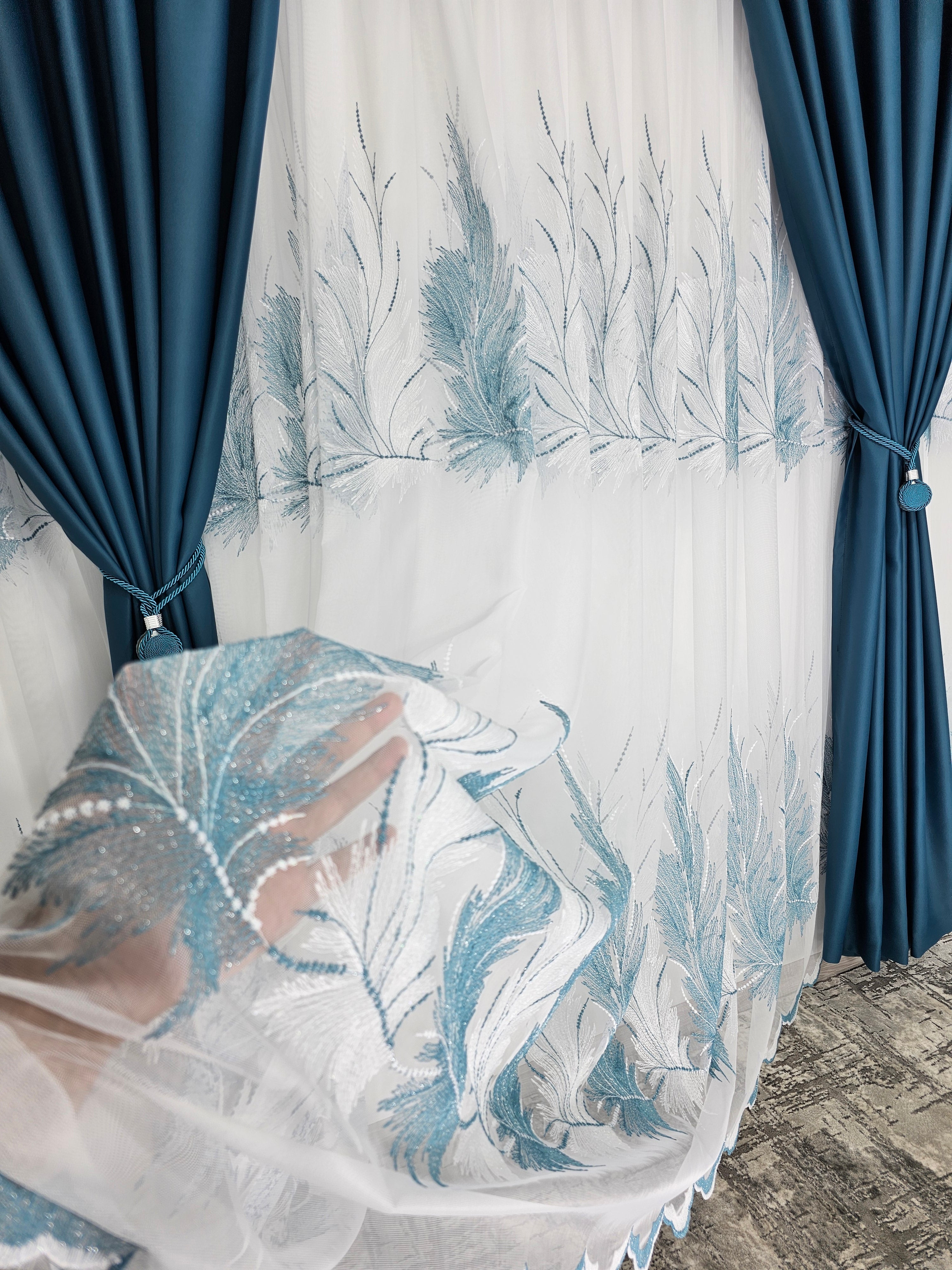 Set Kamala: Perdea alba cu doua borduri turcoaz si draperie turcoaz blackout 98%
