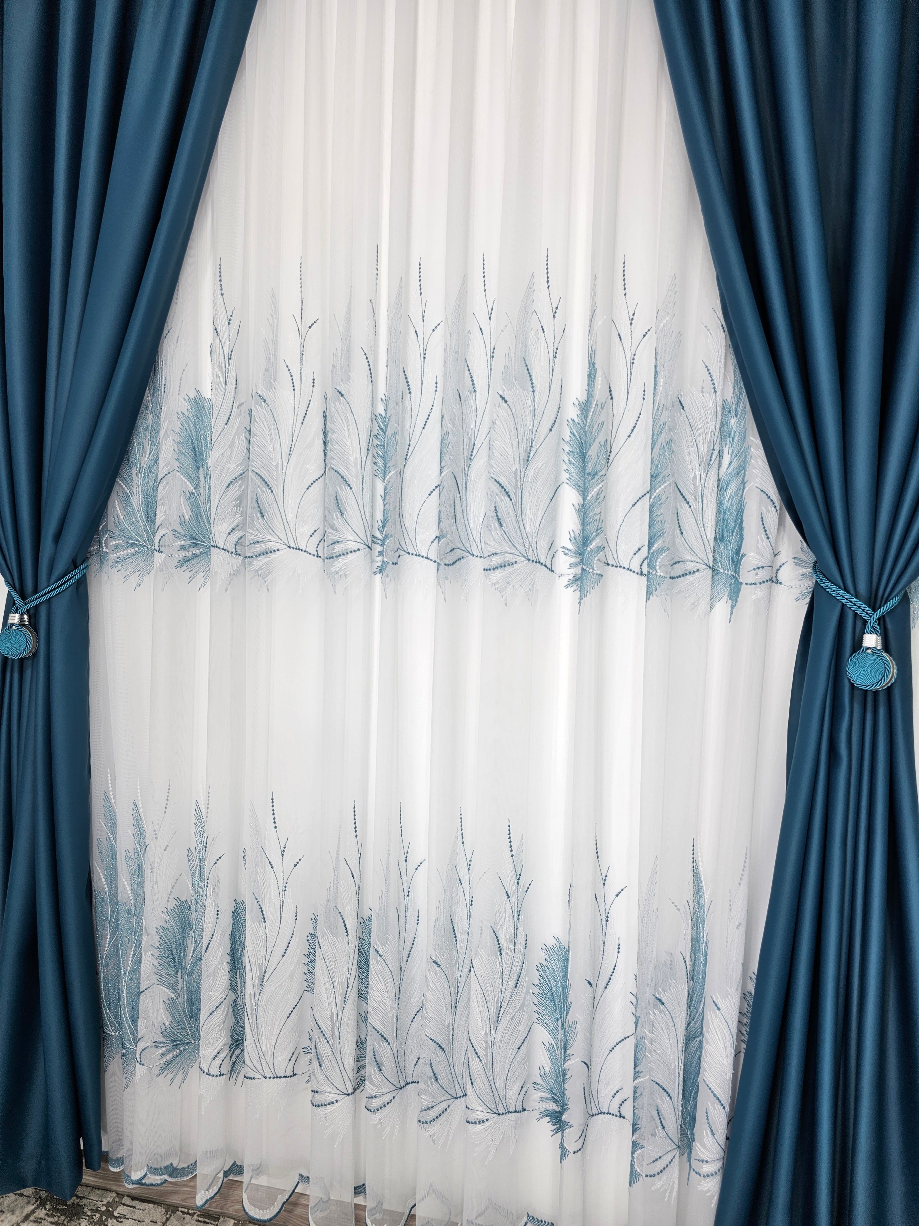 Set Kamala: Perdea alba cu doua borduri turcoaz si draperie turcoaz blackout 98%