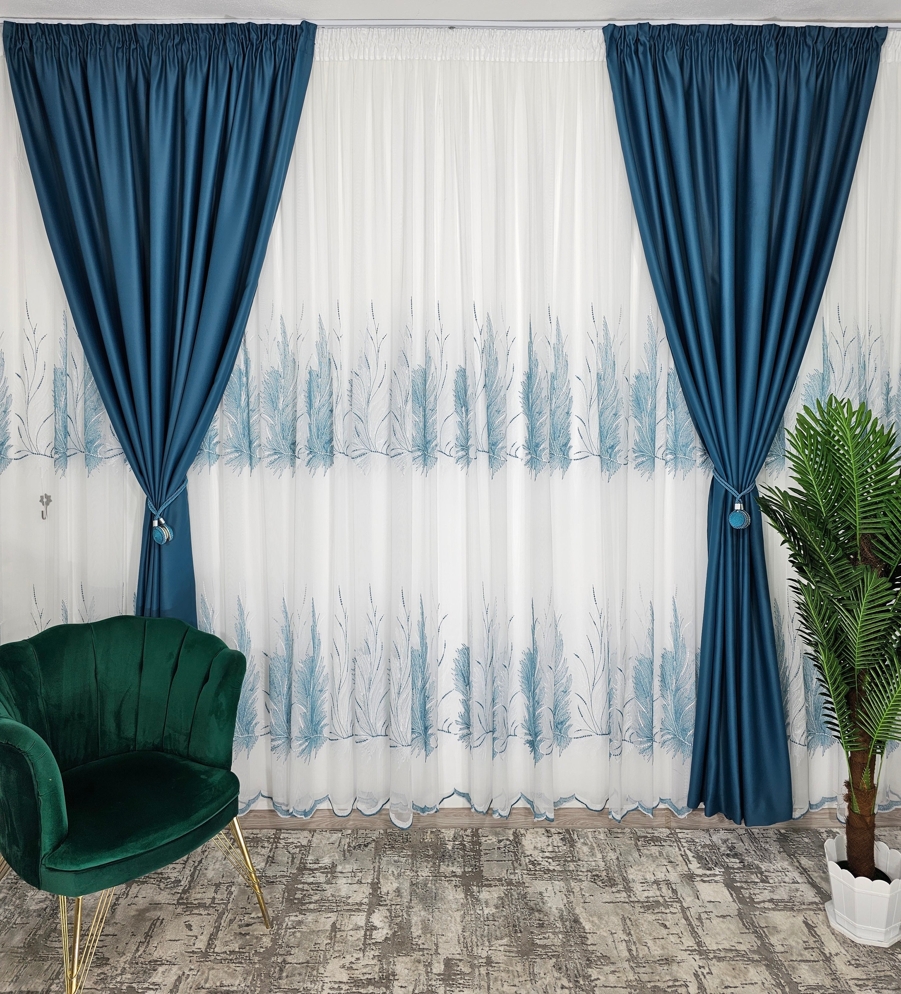 Set Kamala: Perdea alba cu doua borduri turcoaz si draperie turcoaz blackout 98%