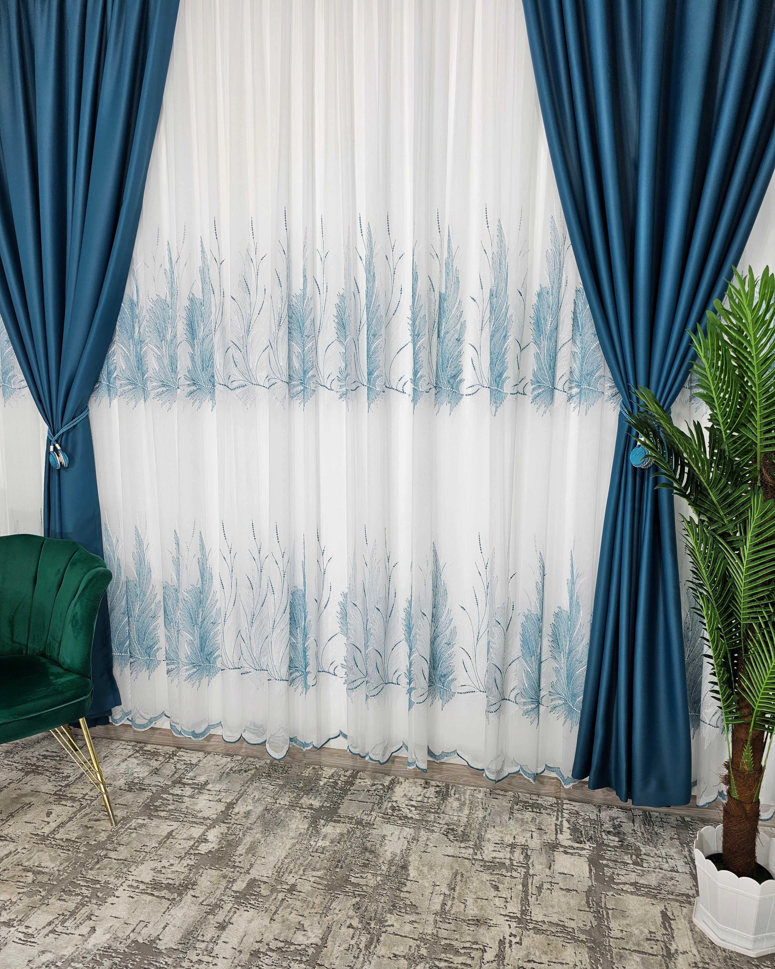Set Kamala: Perdea alba cu doua borduri turcoaz si draperie turcoaz blackout 98%