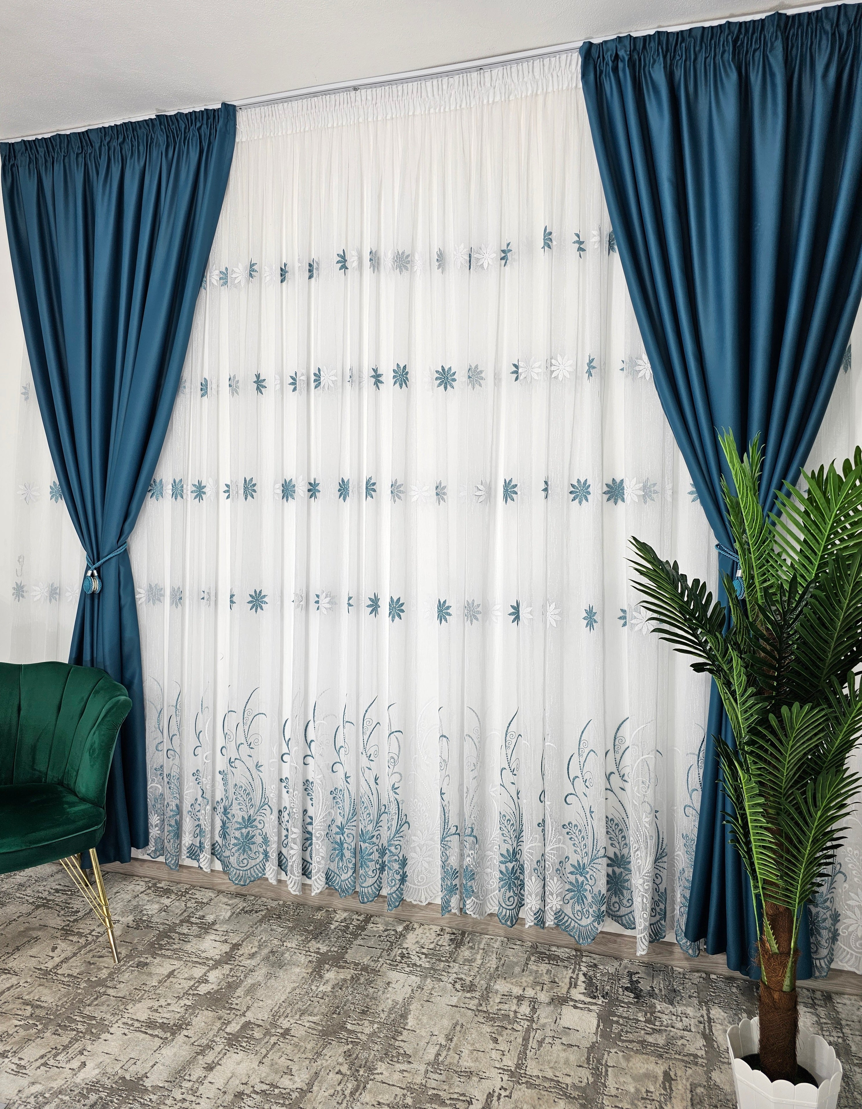 Set Darin: perdea din boragic cu flori albe si turcoaz si draperie blackout 90% turcoaz