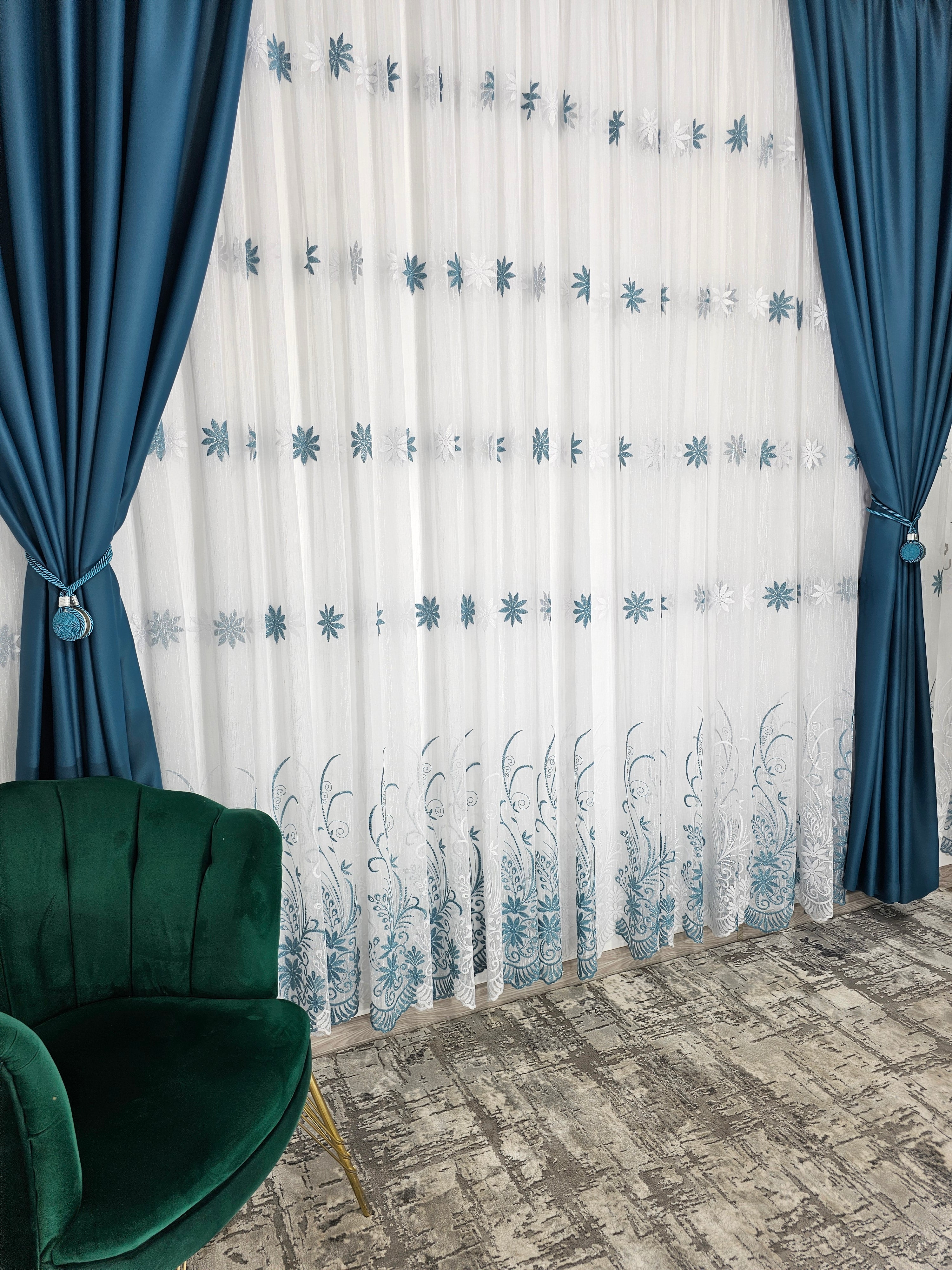 Set Darin: perdea din boragic cu flori albe si turcoaz si draperie blackout 90% turcoaz