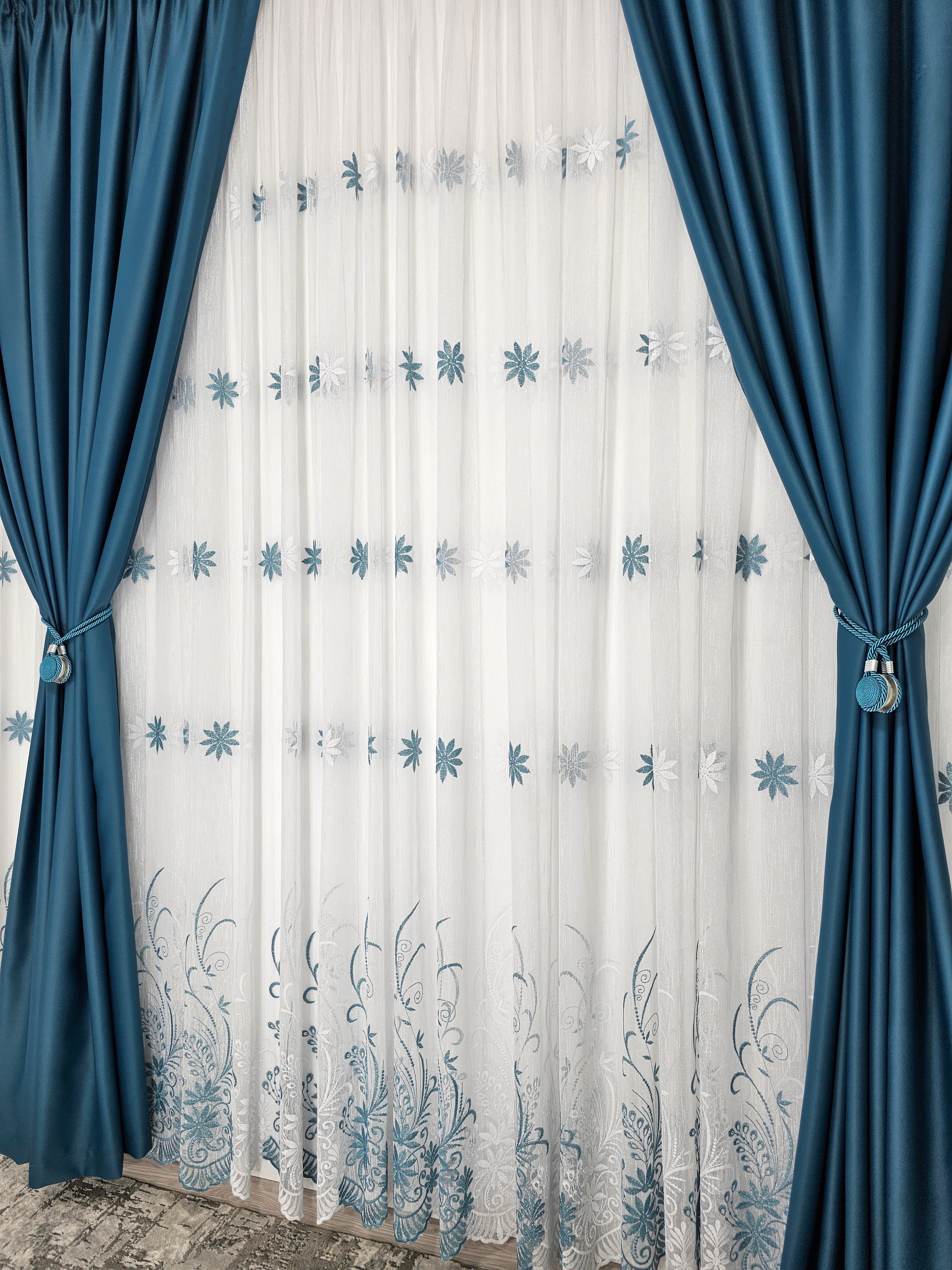 Set Darin: perdea din boragic cu flori albe si turcoaz si draperie blackout 90% turcoaz