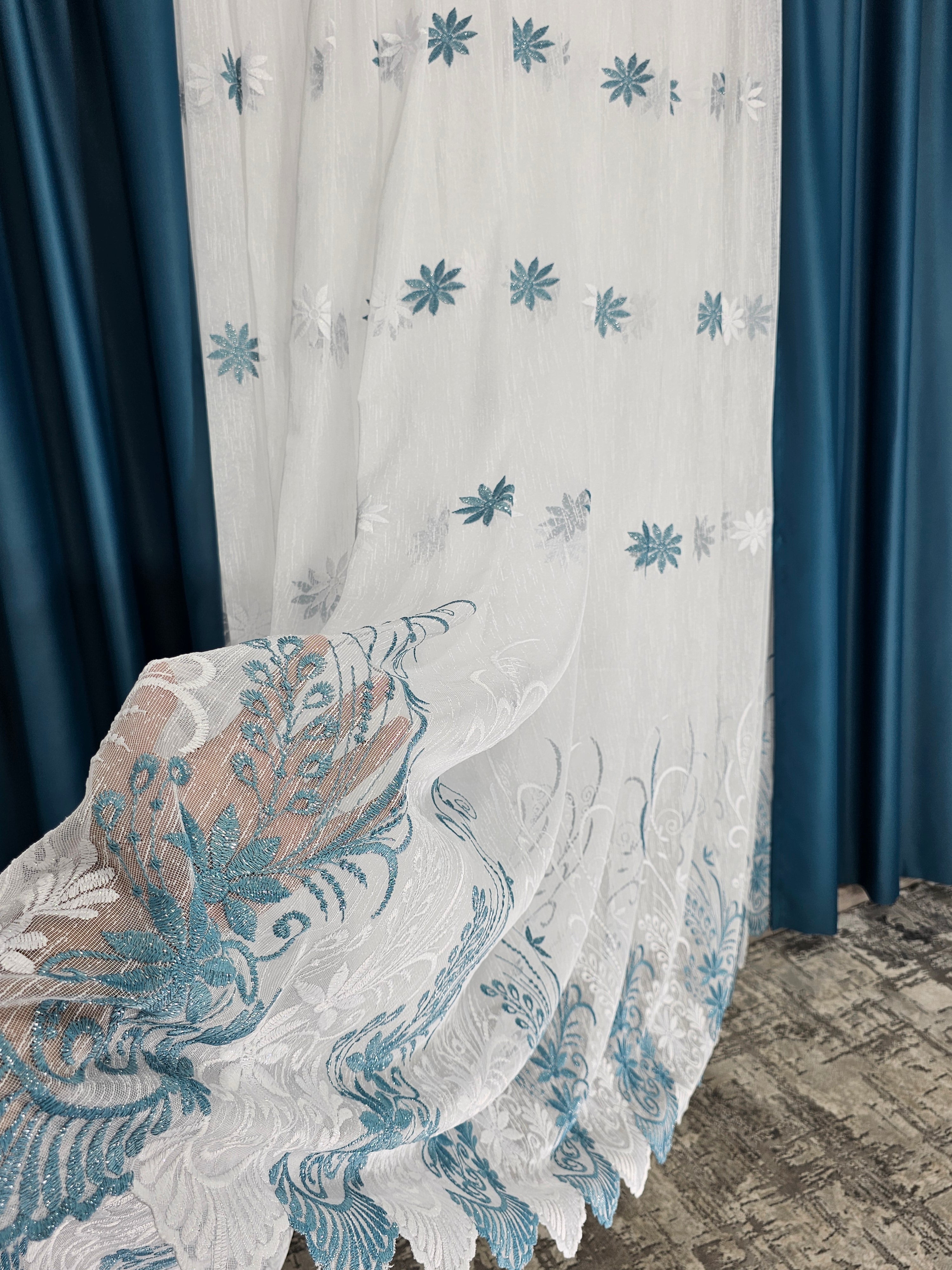 Set Darin: perdea din boragic cu flori albe si turcoaz si draperie blackout 90% turcoaz