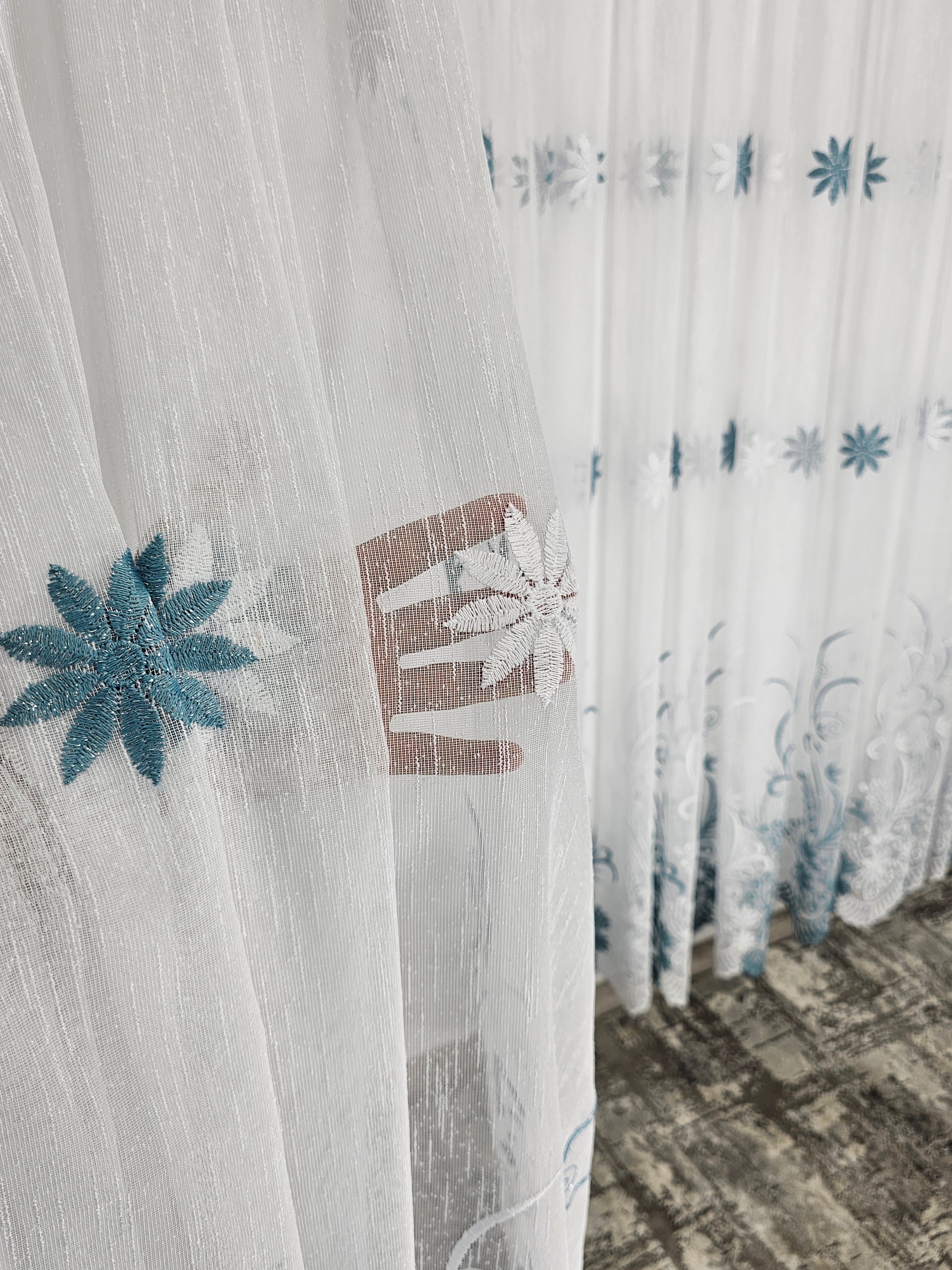 Set Darin: perdea din boragic cu flori albe si turcoaz si draperie blackout 90% turcoaz