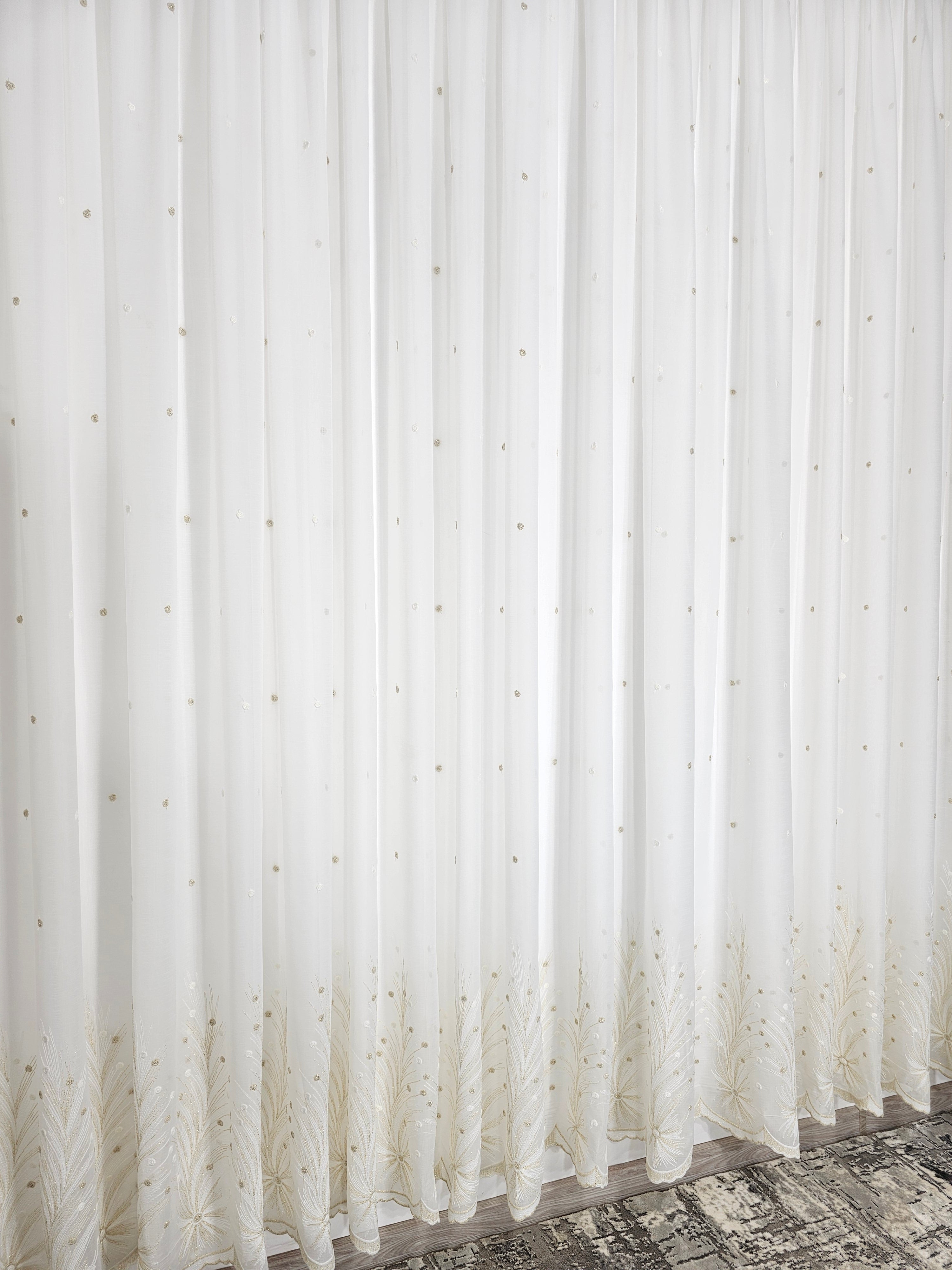 Set Eric: perdea ivory din material plin ca textura cu flori crem si draperie blackout 98% crem