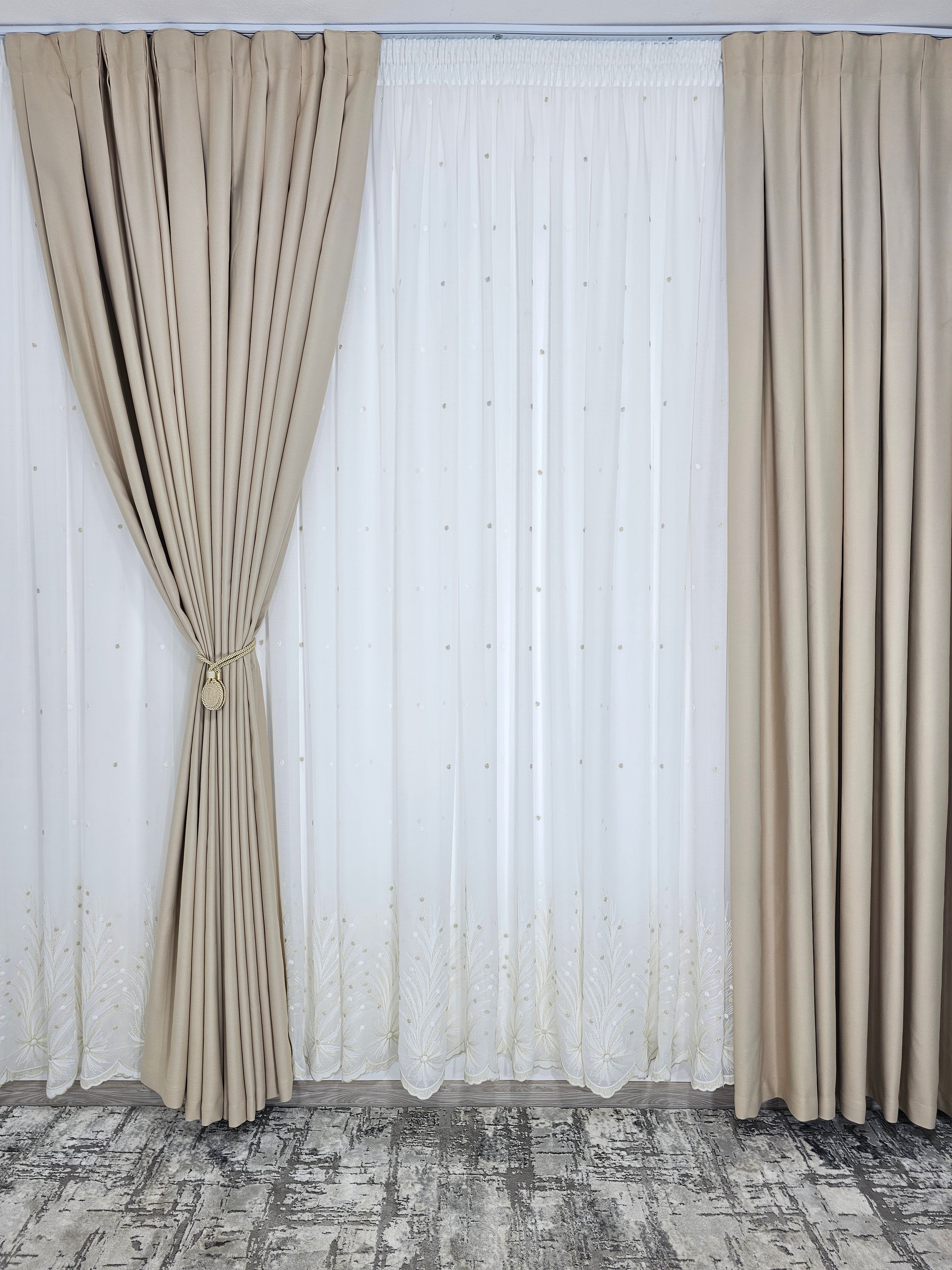 Set Eric: perdea ivory din material plin ca textura cu flori crem si draperie blackout 98% crem