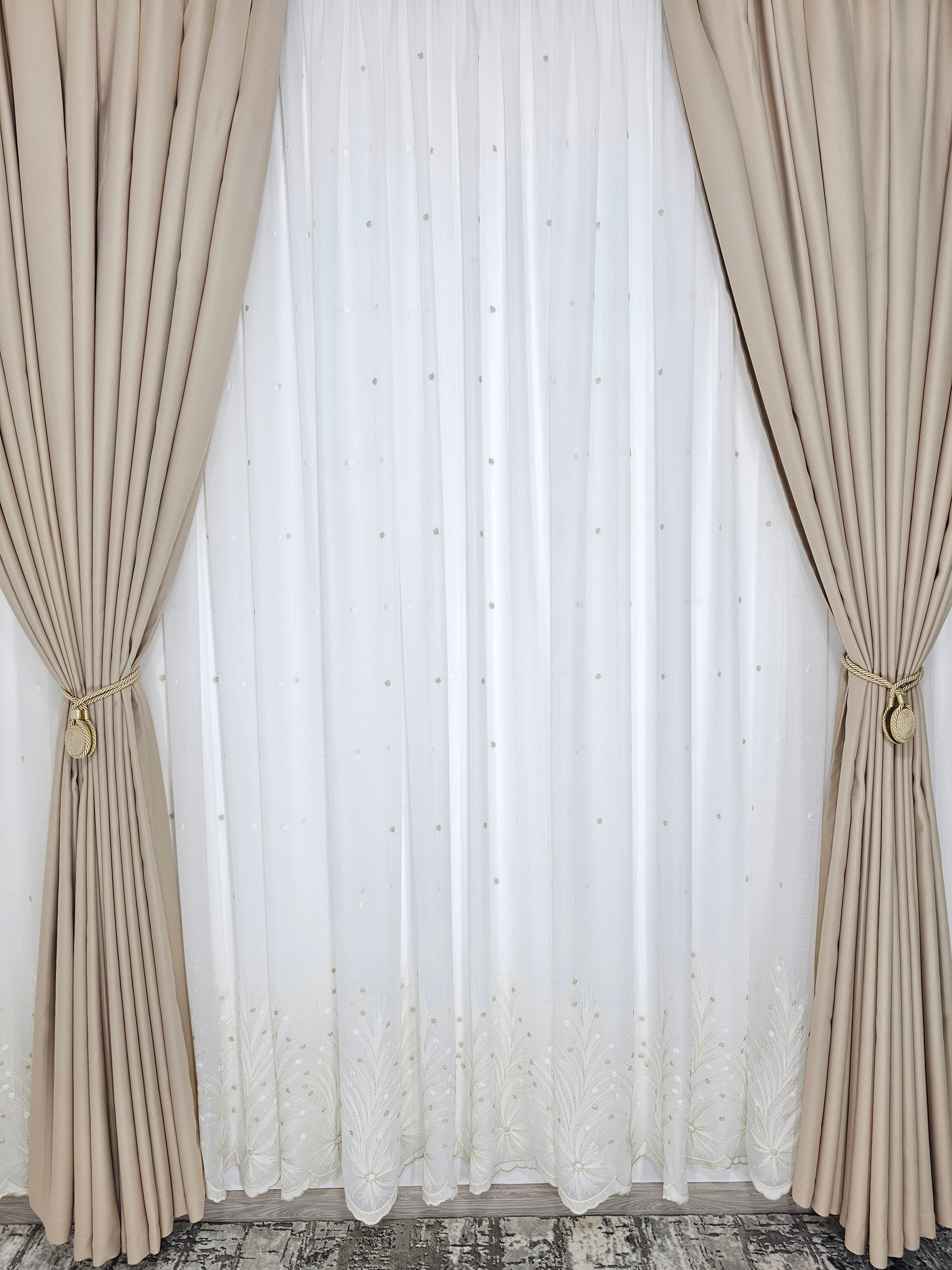 Set Eric: perdea ivory din material plin ca textura cu flori crem si draperie blackout 98% crem