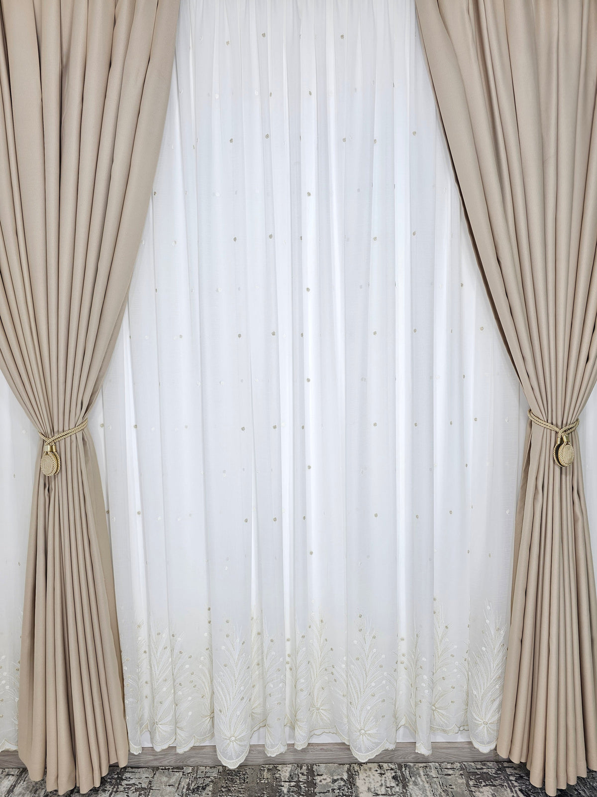 Set Eric: perdea ivory din material plin ca textura cu flori crem si draperie blackout 98% crem