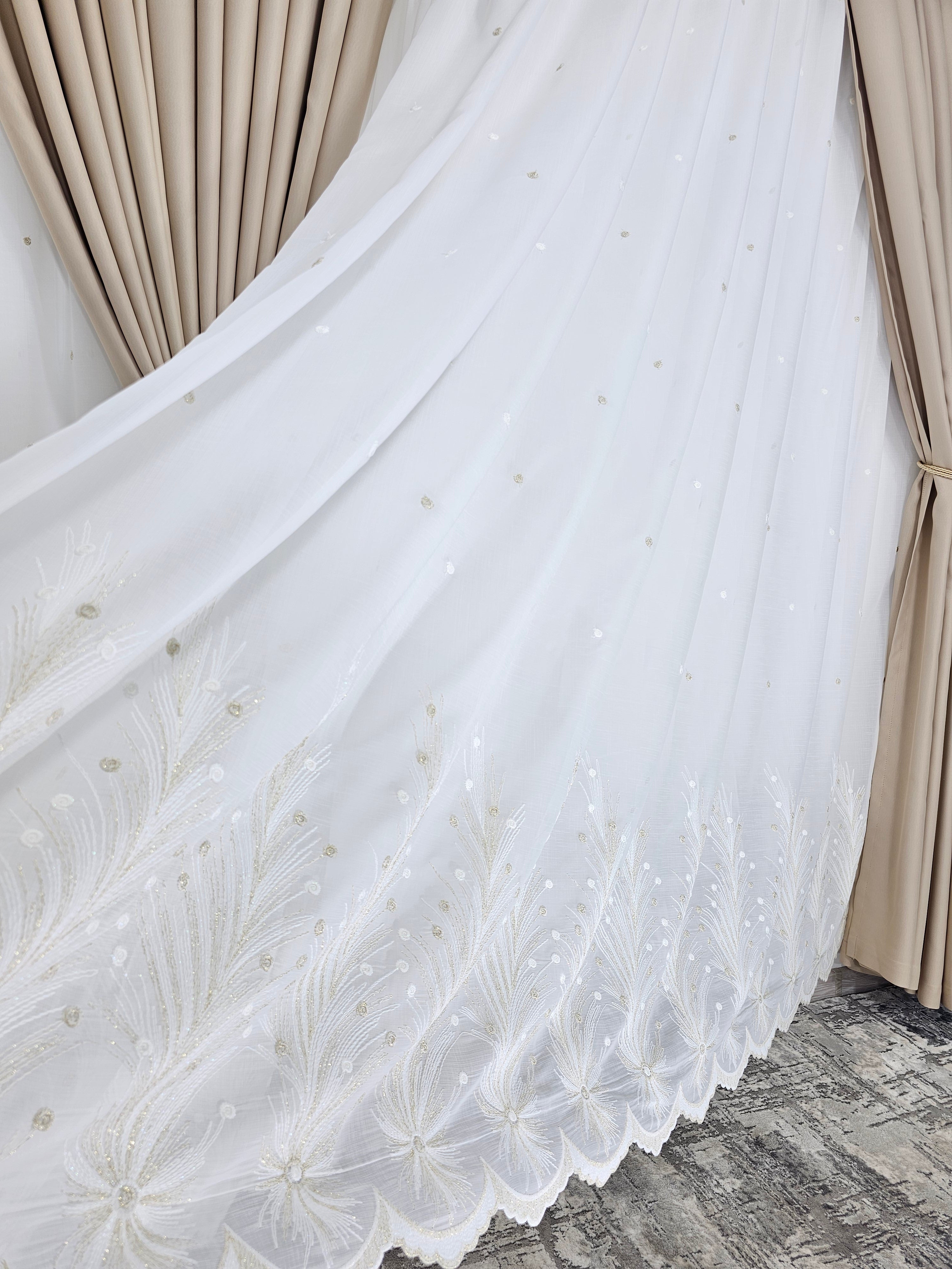 Set Eric: perdea ivory din material plin ca textura cu flori crem si draperie blackout 98% crem