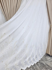 Set Eric: perdea ivory din material plin ca textura cu flori crem si draperie blackout 98% crem