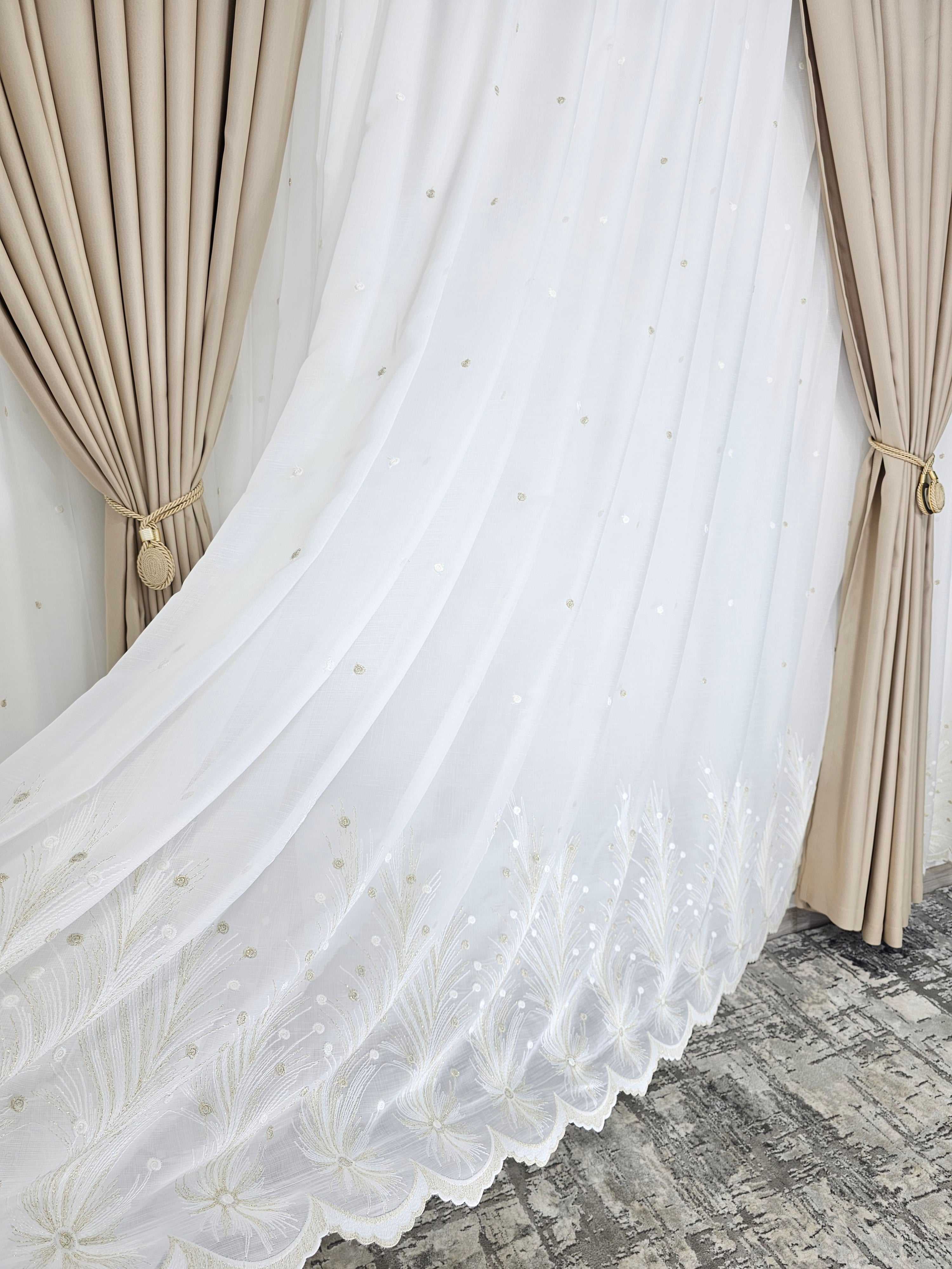 Set Eric: perdea ivory din material plin ca textura cu flori crem si draperie blackout 98% crem
