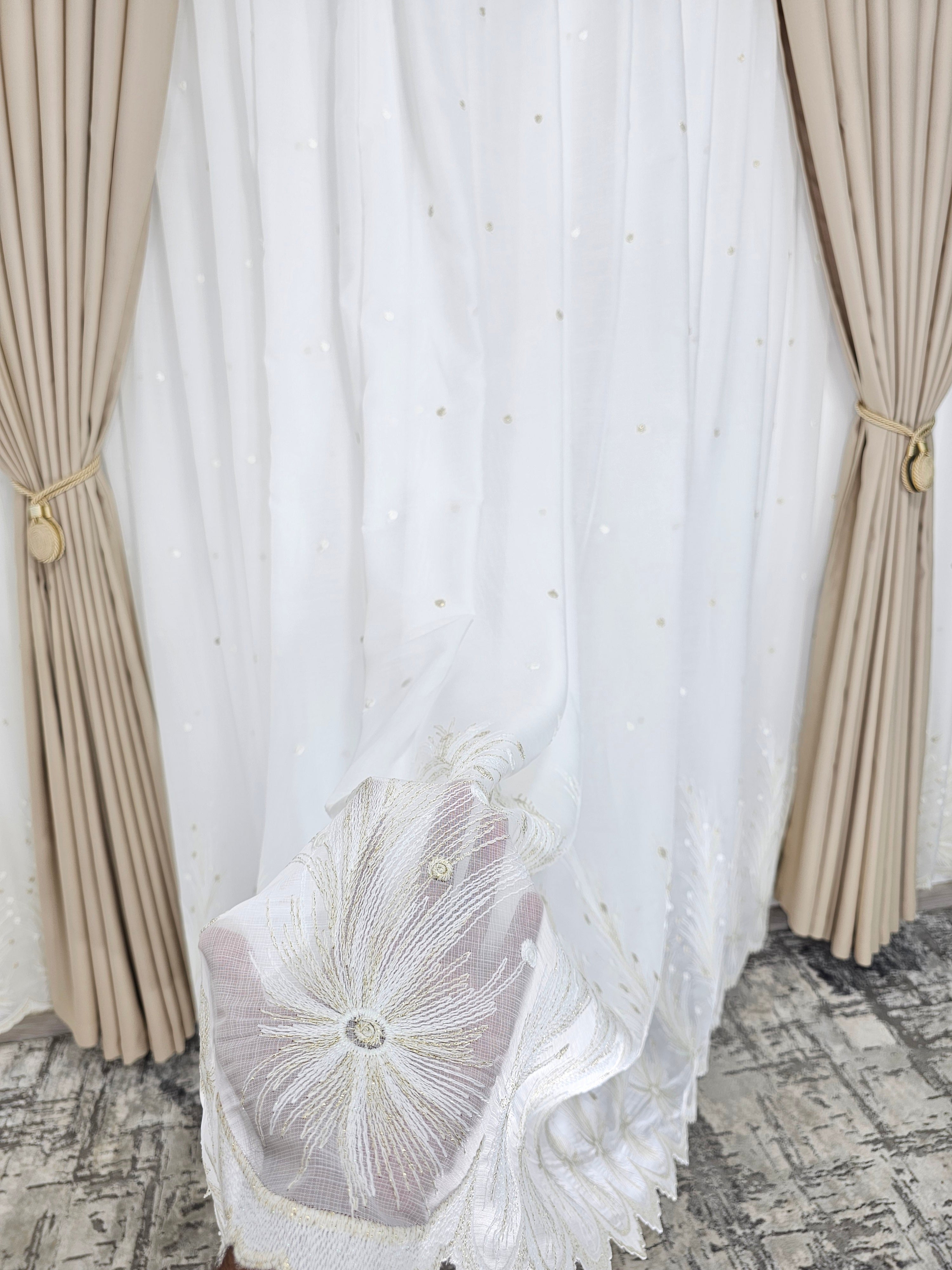 Set Eric: perdea ivory din material plin ca textura cu flori crem si draperie blackout 98% crem