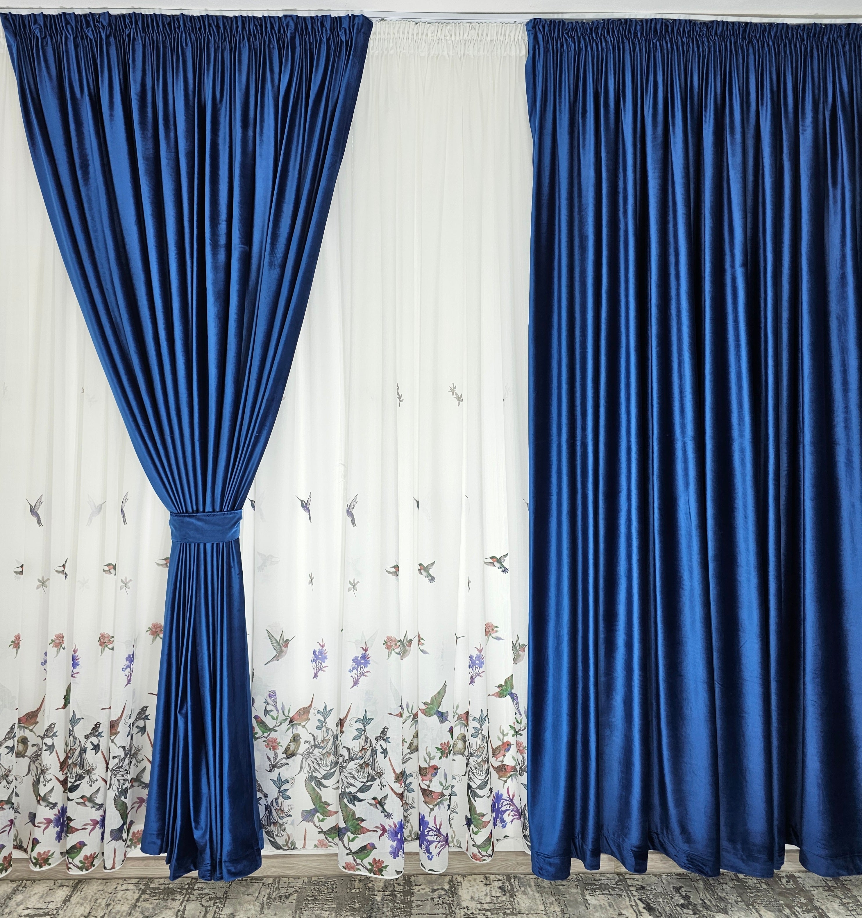Set Pasarele Bordo: perdea alba cu bordo cu draperie simpla albastra din catifea