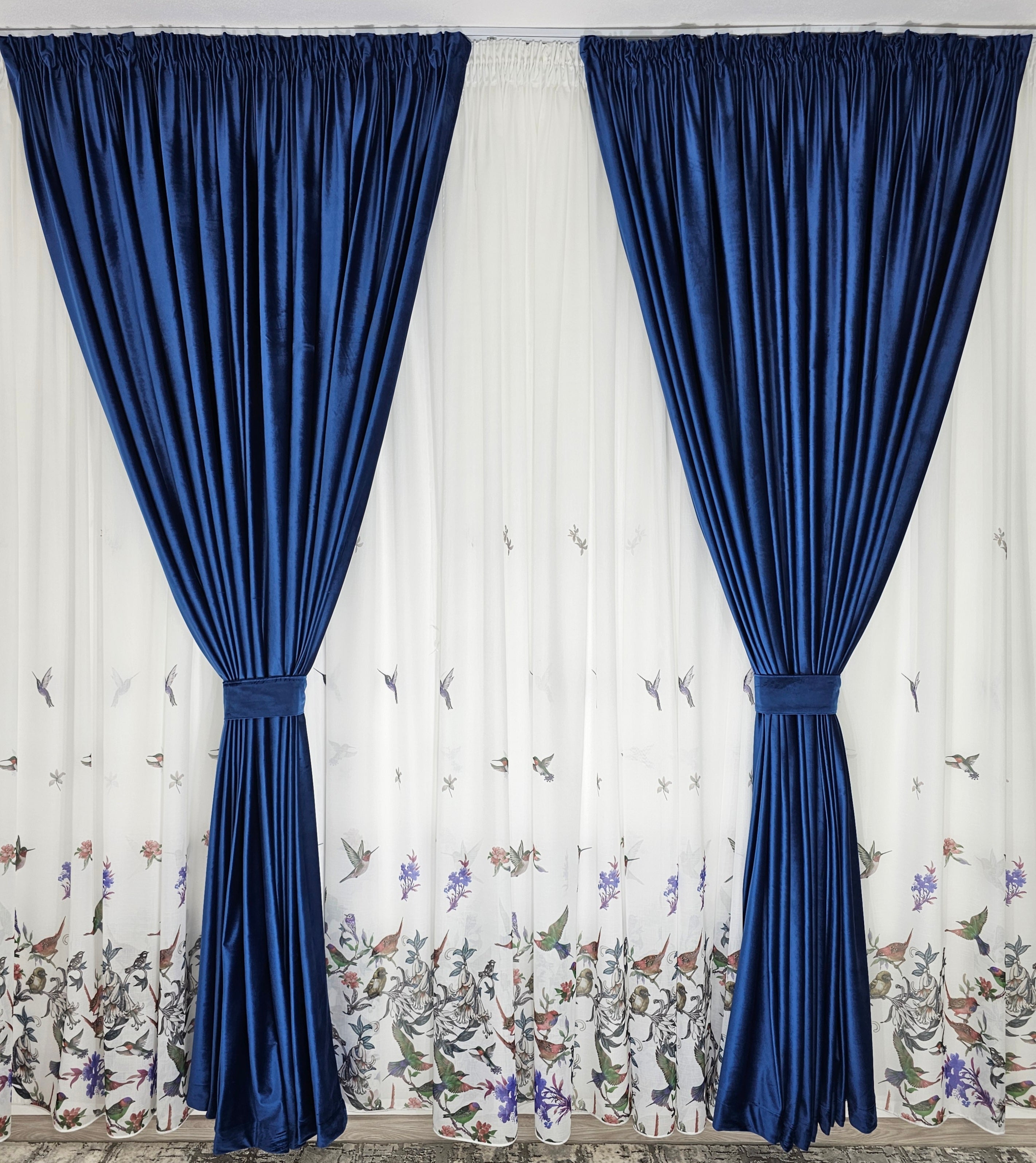 Set Pasarele Bordo: perdea alba cu bordo cu draperie simpla albastra din catifea
