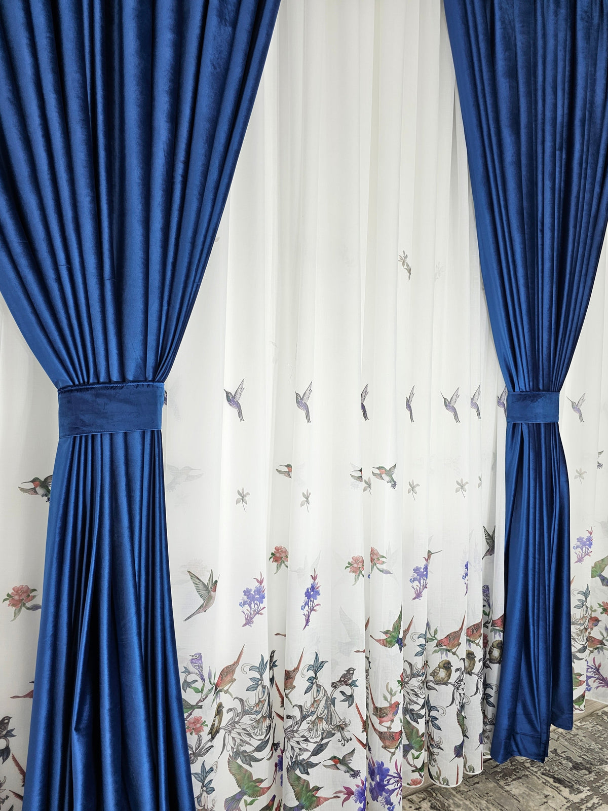 Set Pasarele Bordo: perdea alba cu bordo cu draperie simpla albastra din catifea