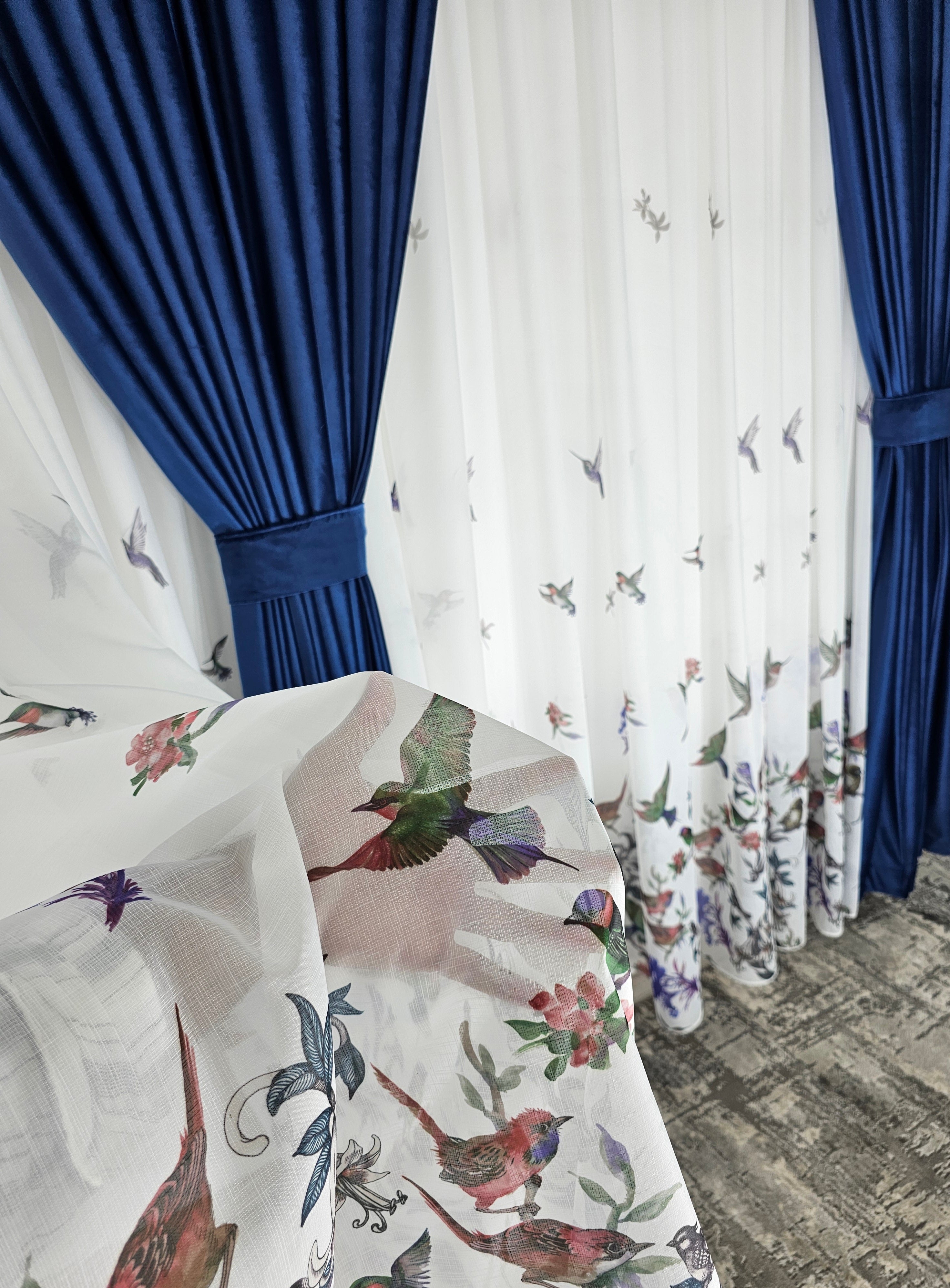 Set Pasarele Bordo: perdea alba cu bordo cu draperie simpla albastra din catifea