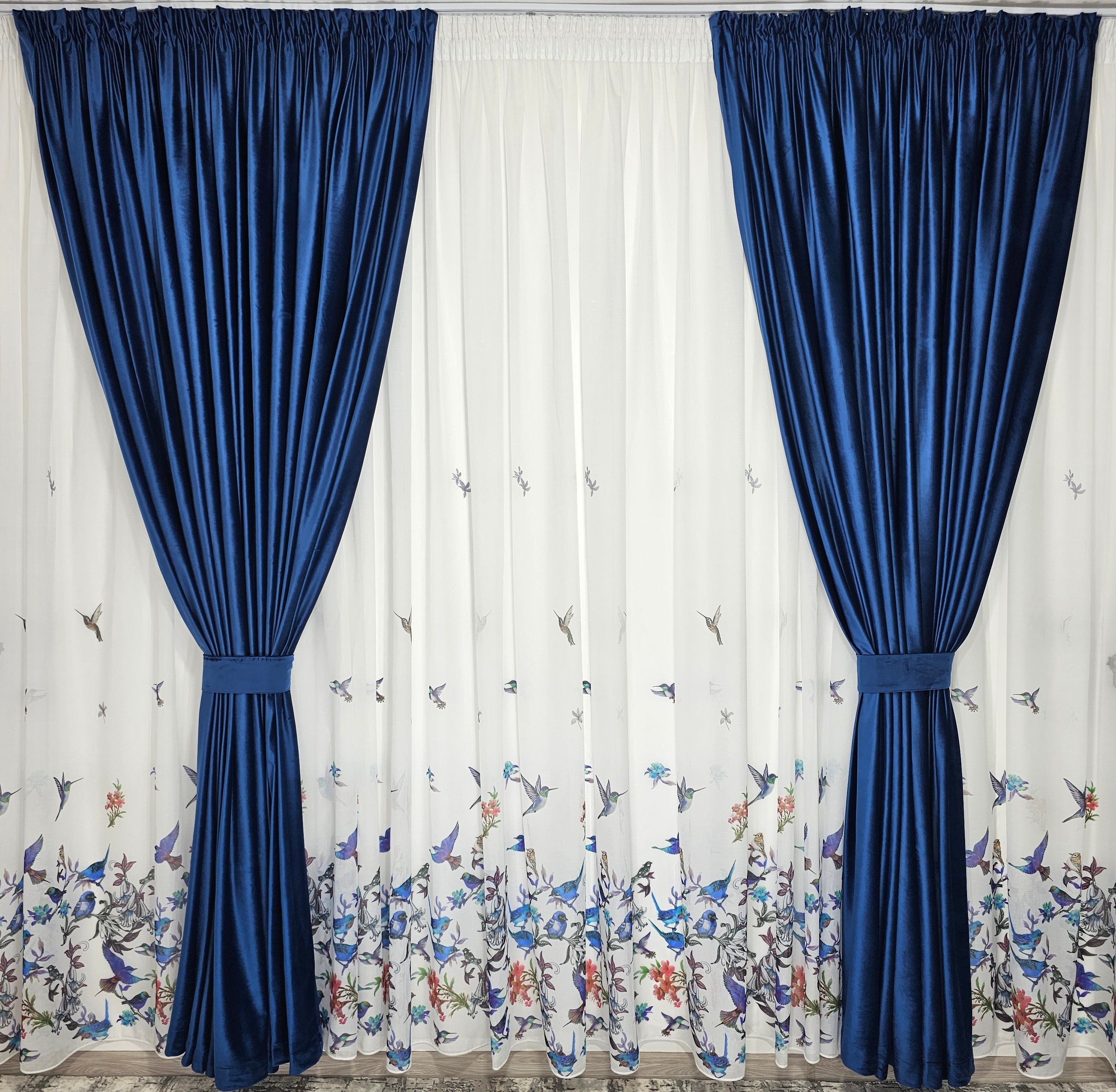 Set Pasarele mov: perdea alba cu mov cu draperie simpla albastra din catifea