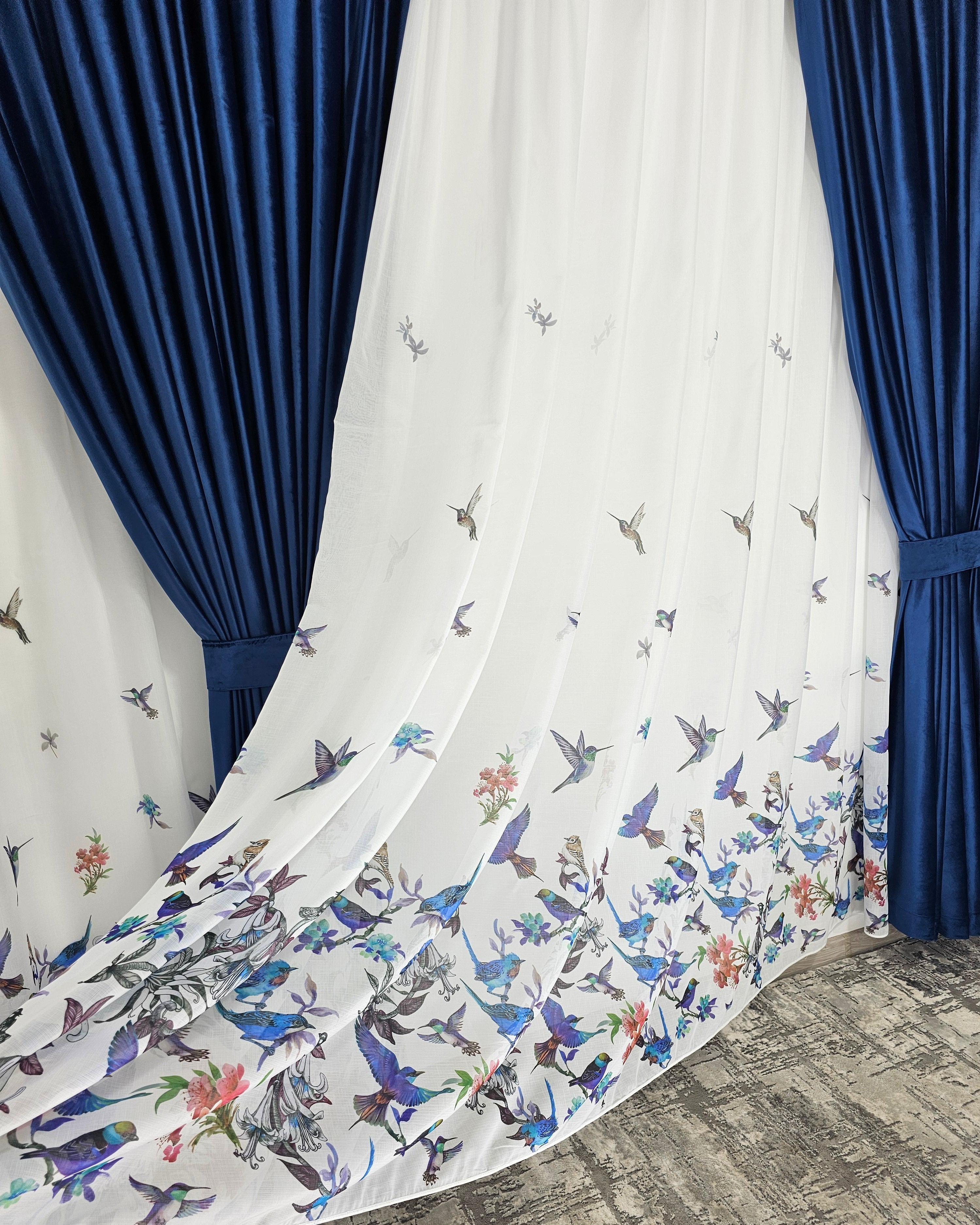 Set Pasarele mov: perdea alba cu mov cu draperie simpla albastra din catifea