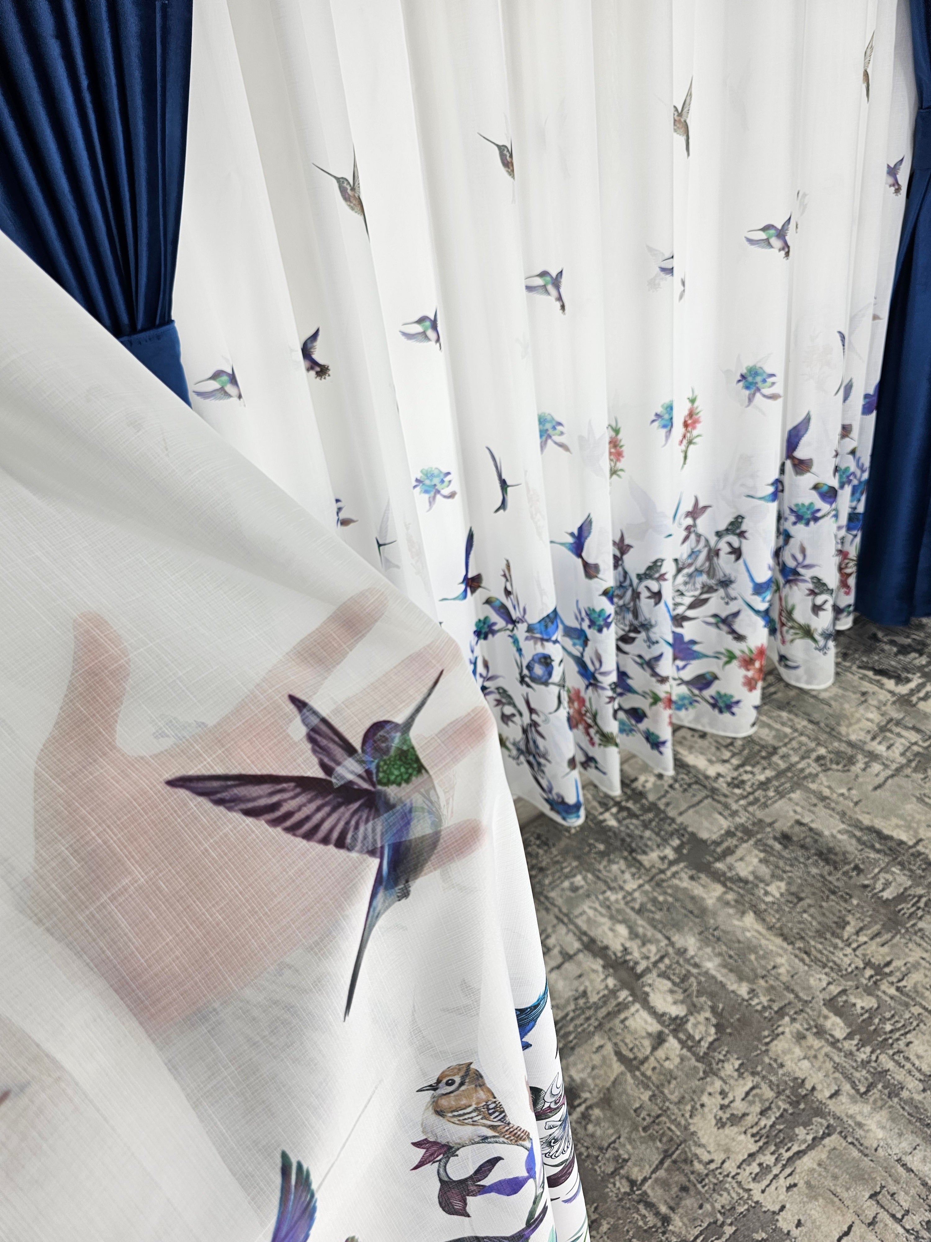 Set Pasarele mov: perdea alba cu mov cu draperie simpla albastra din catifea