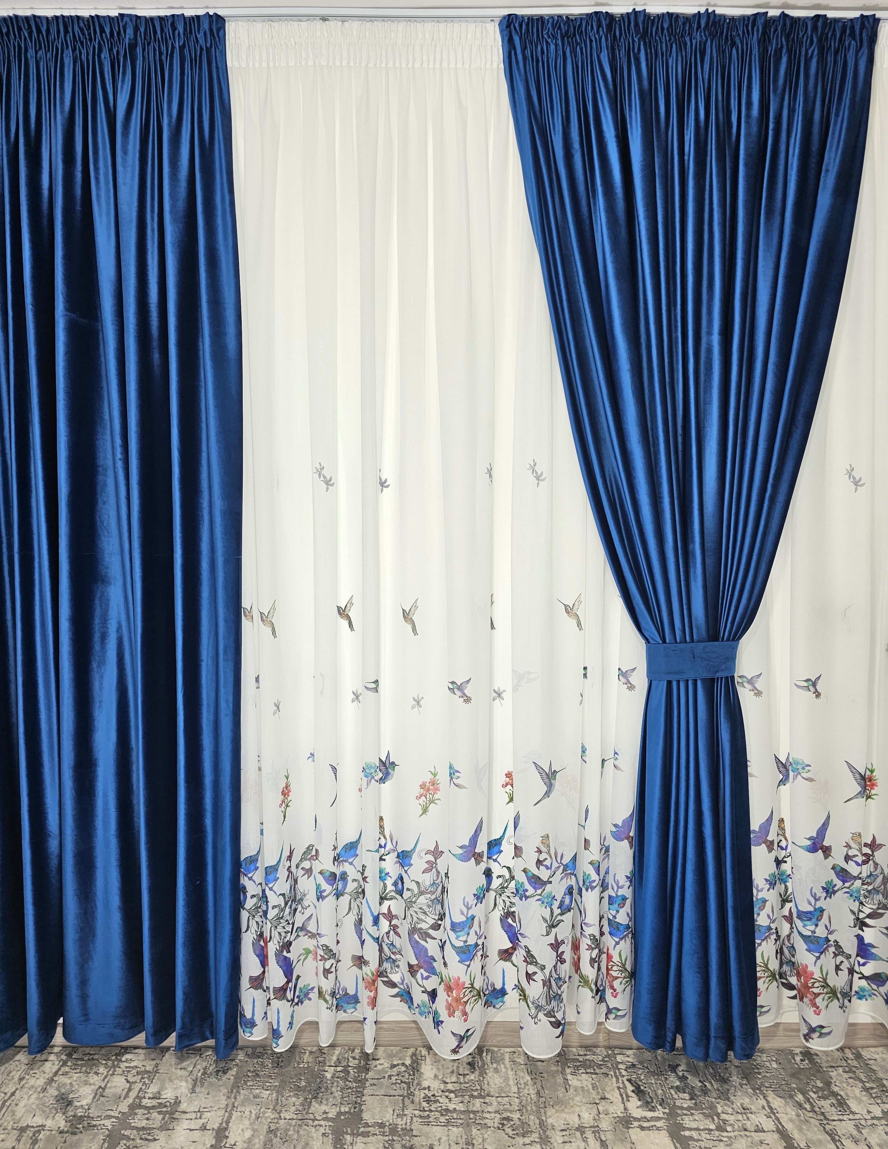 Set Pasarele mov: perdea alba cu mov cu draperie simpla albastra din catifea