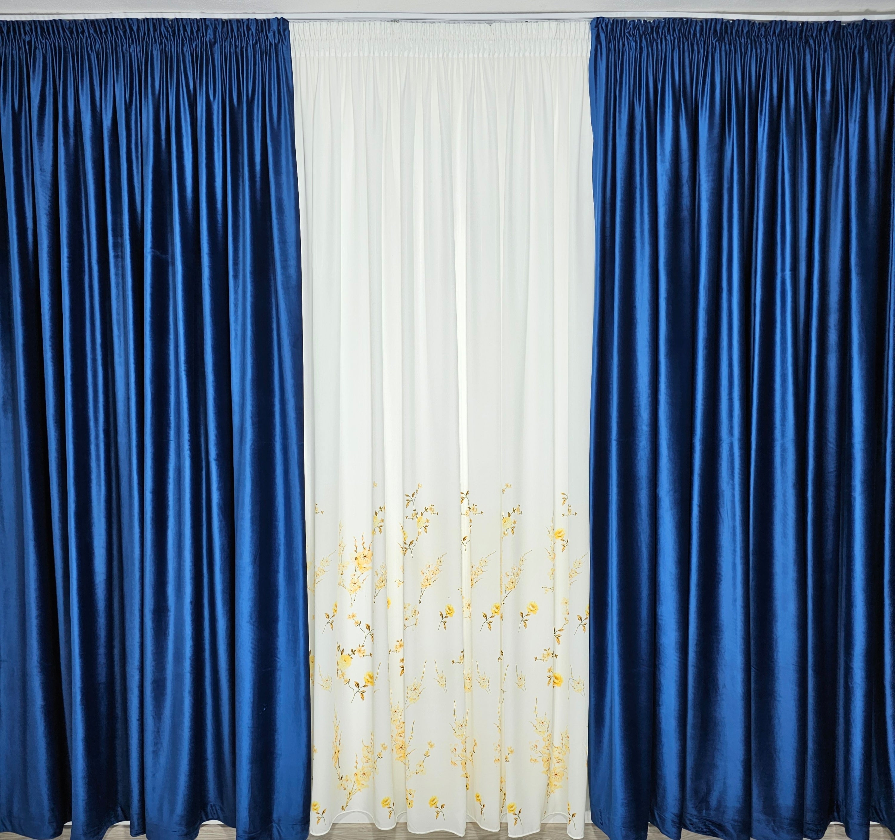 Set Penelopa: perdea alba din matase cu flori galbene si draperie albastra din catifea blackout 90%