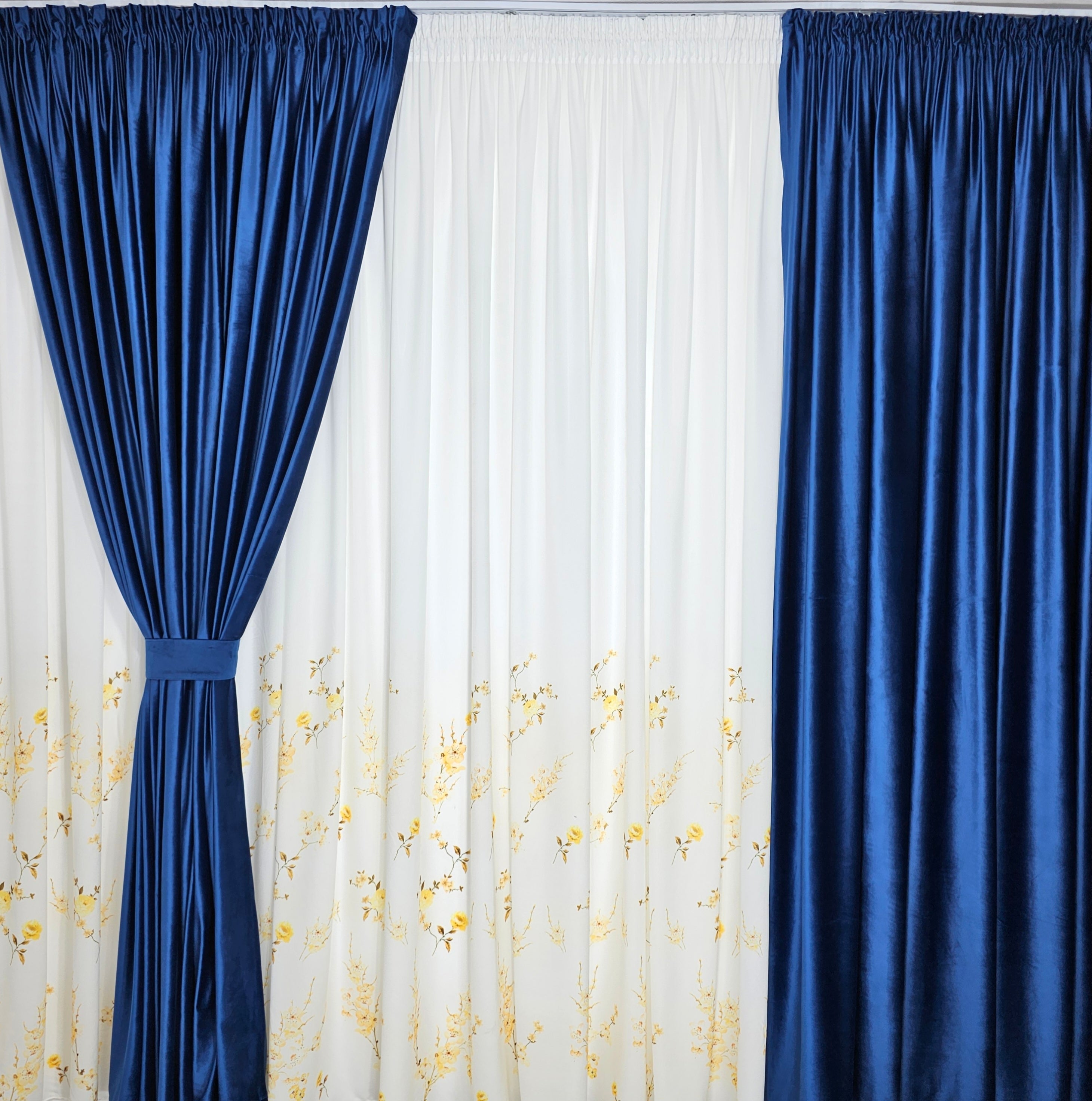 Set Penelopa: perdea alba din matase cu flori galbene si draperie albastra din catifea blackout 90%