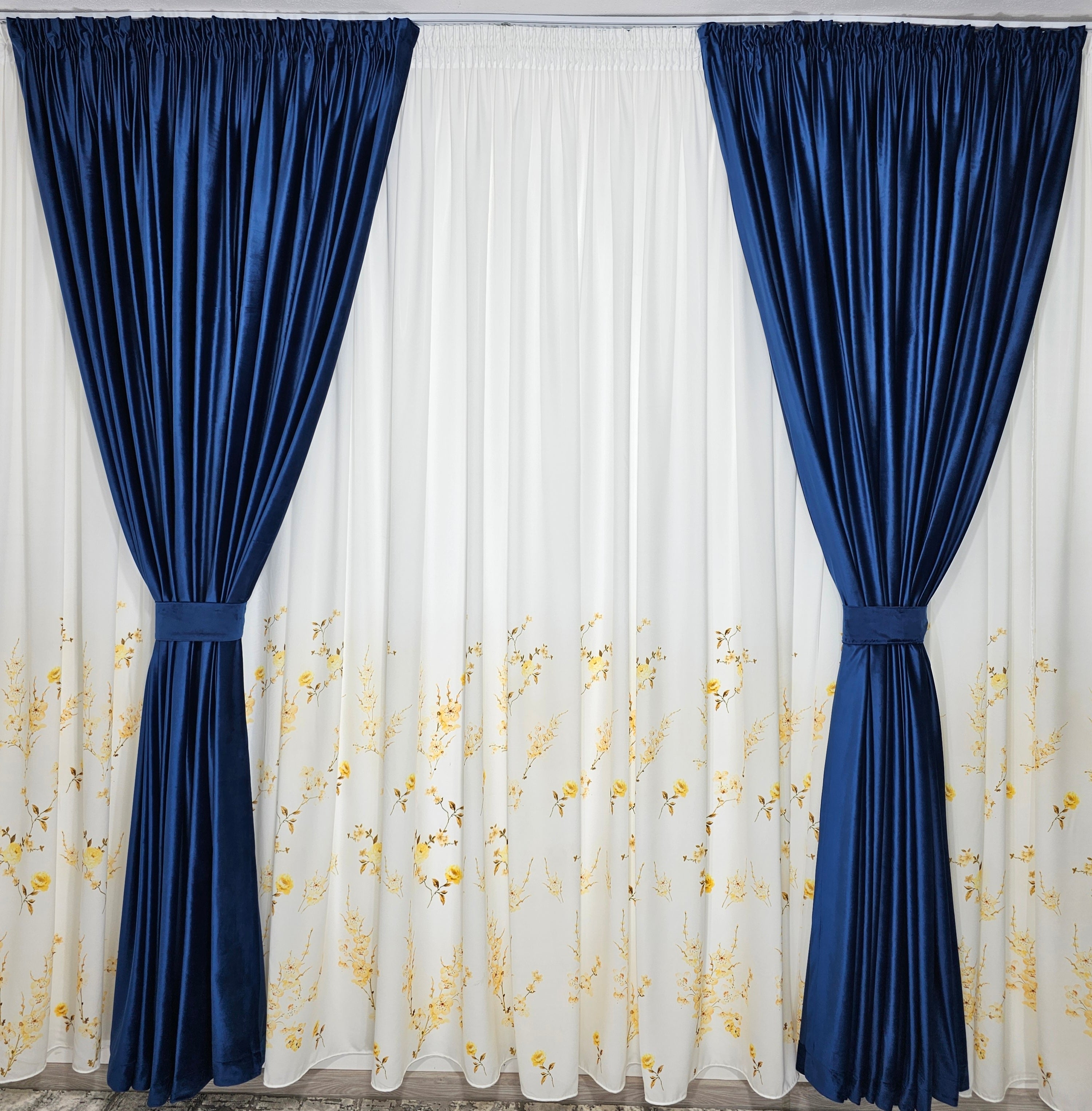 Set Penelopa: perdea alba din matase cu flori galbene si draperie albastra din catifea blackout 90%