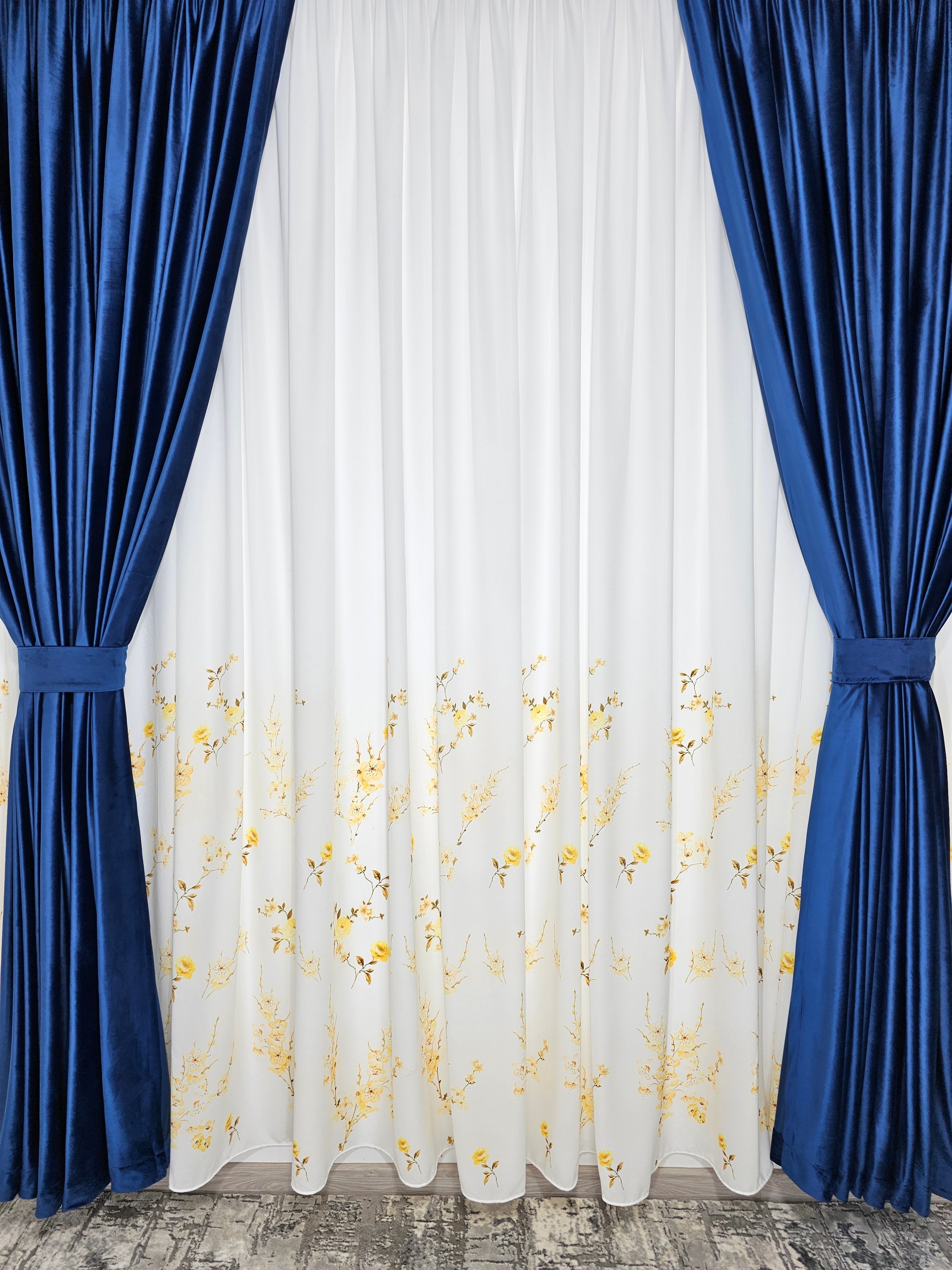 Set Penelopa: perdea alba din matase cu flori galbene si draperie albastra din catifea blackout 90%