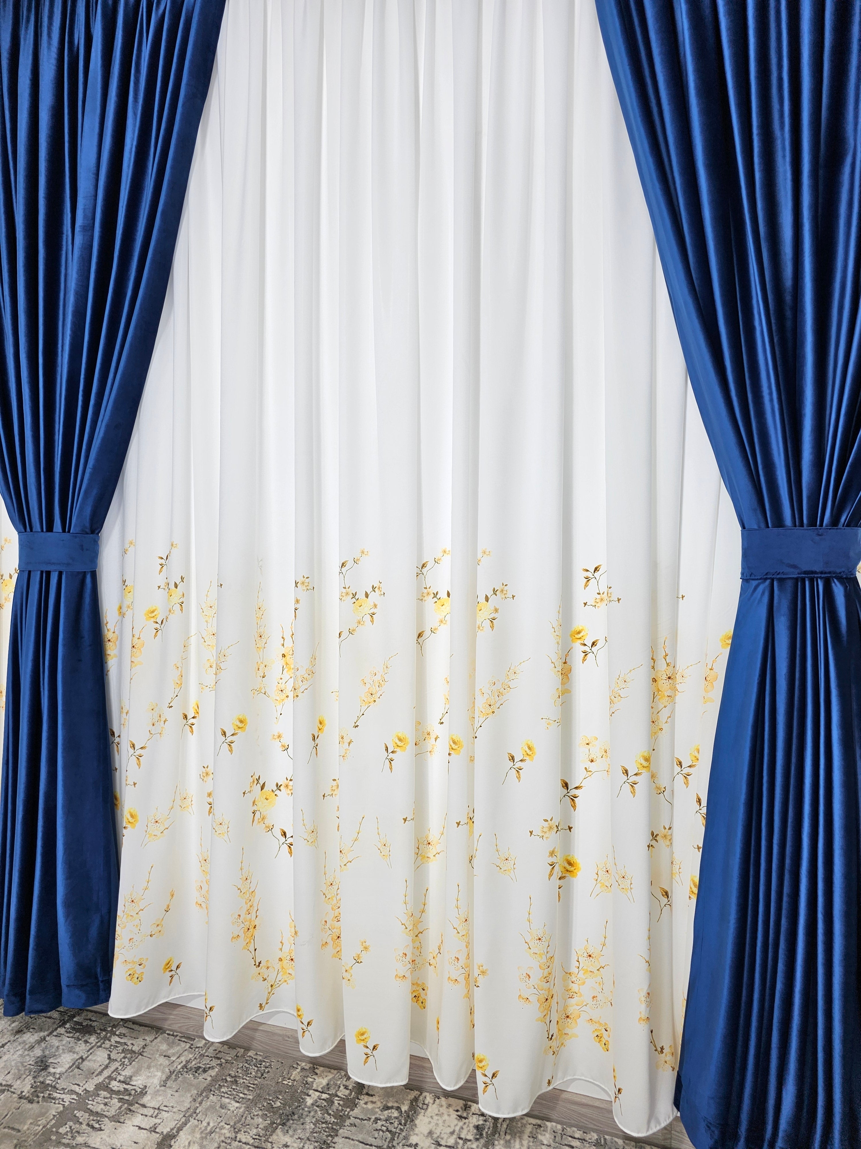 Set Penelopa: perdea alba din matase cu flori galbene si draperie albastra din catifea blackout 90%