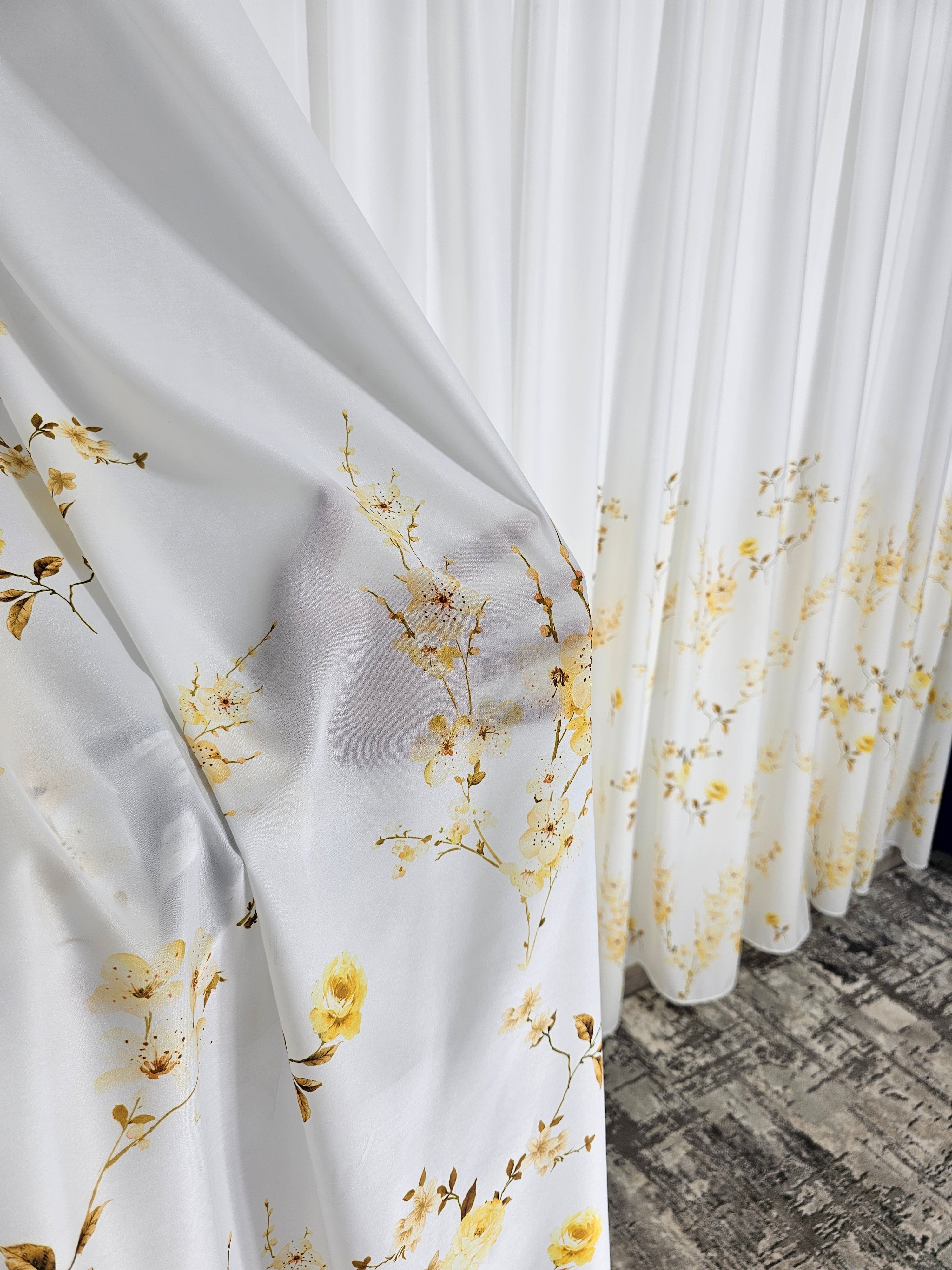 Set Penelopa: perdea alba din matase cu flori galbene si draperie albastra din catifea blackout 90%