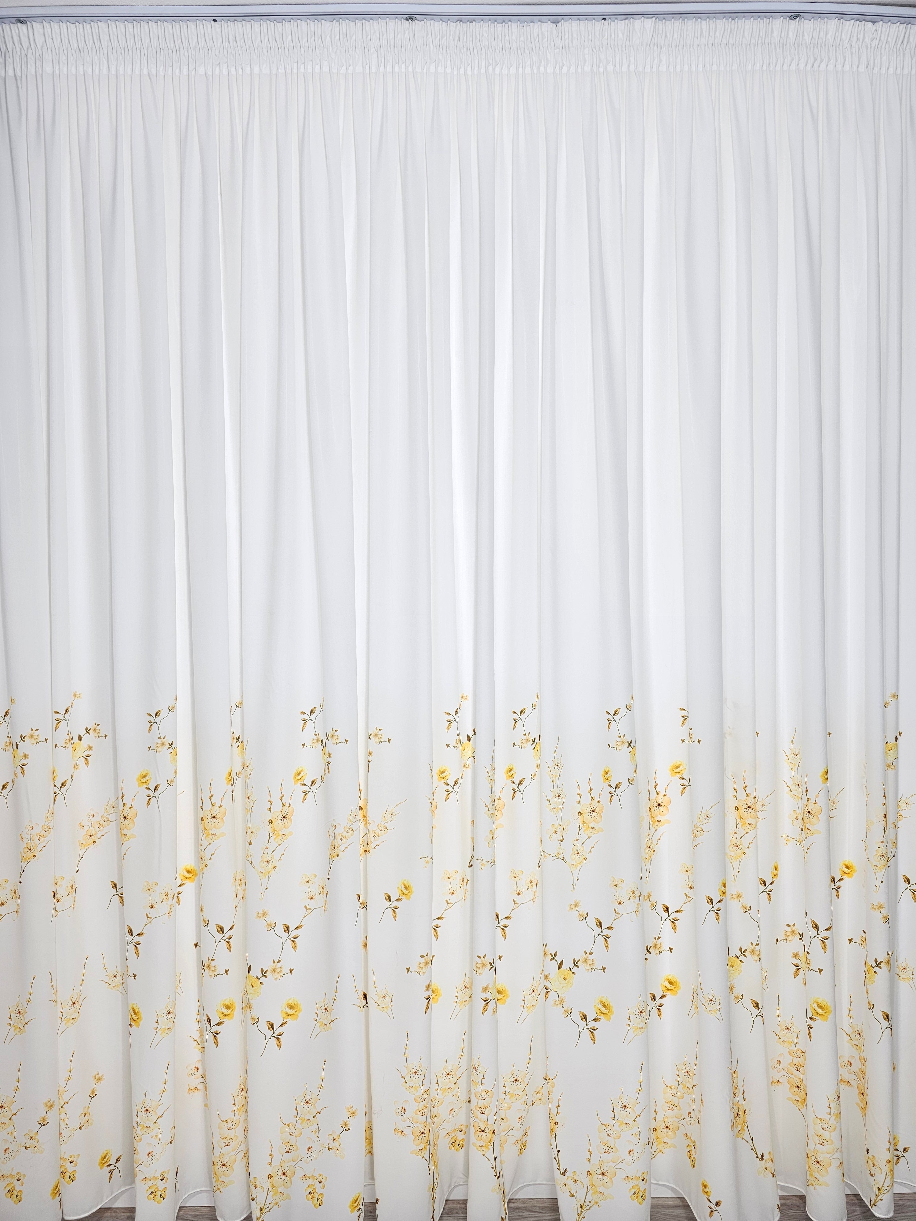 Set Penelopa: perdea alba din matase cu flori galbene si draperie albastra din catifea blackout 90%