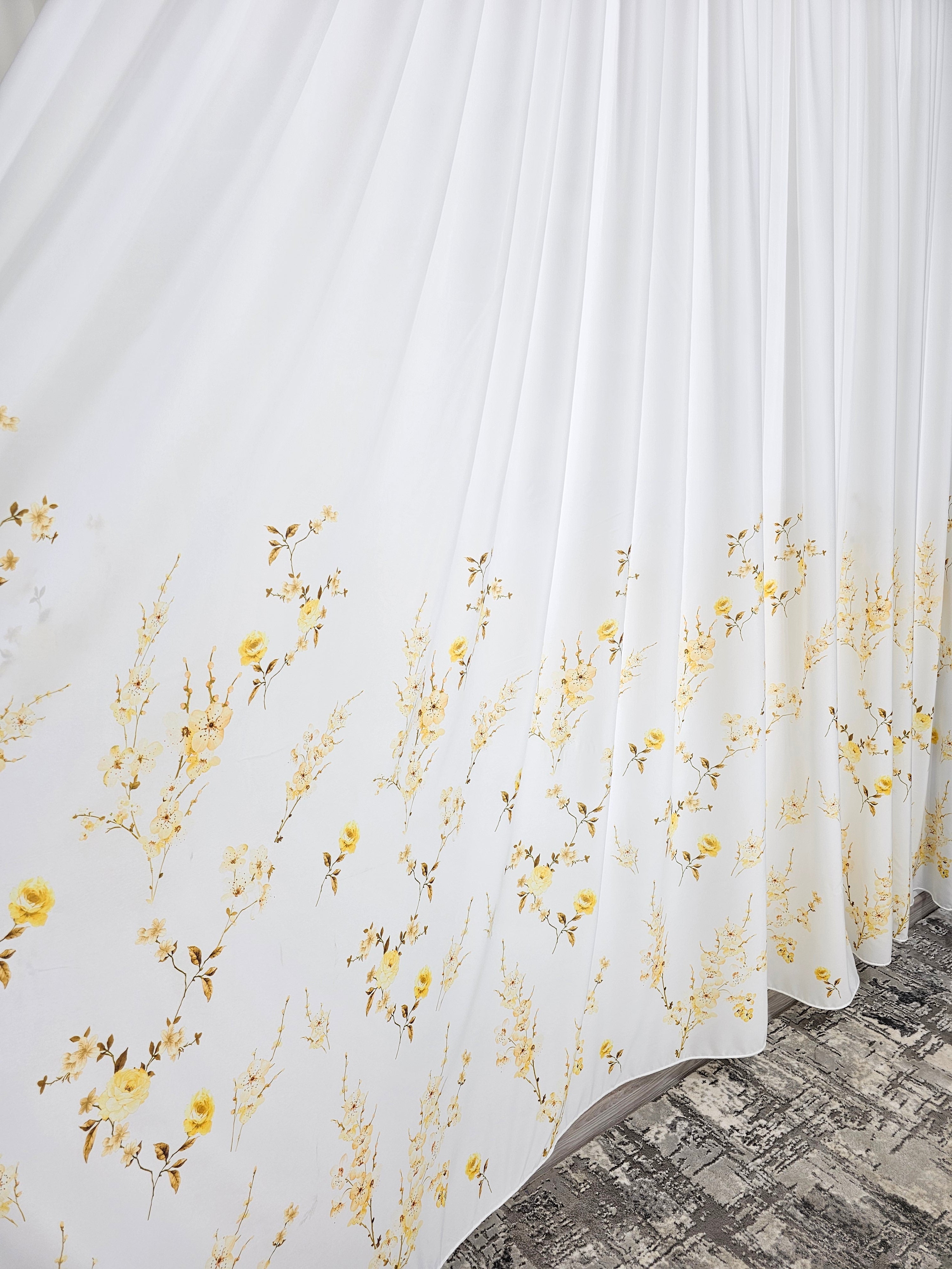Set Penelopa: perdea alba din matase cu flori galbene si draperie albastra din catifea blackout 90%