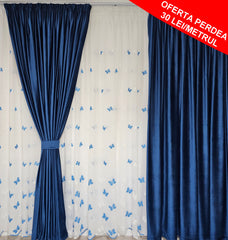 Set Adora: perdea  tip in cu fluturi albastri si draperie catifea albastra blackout 90%