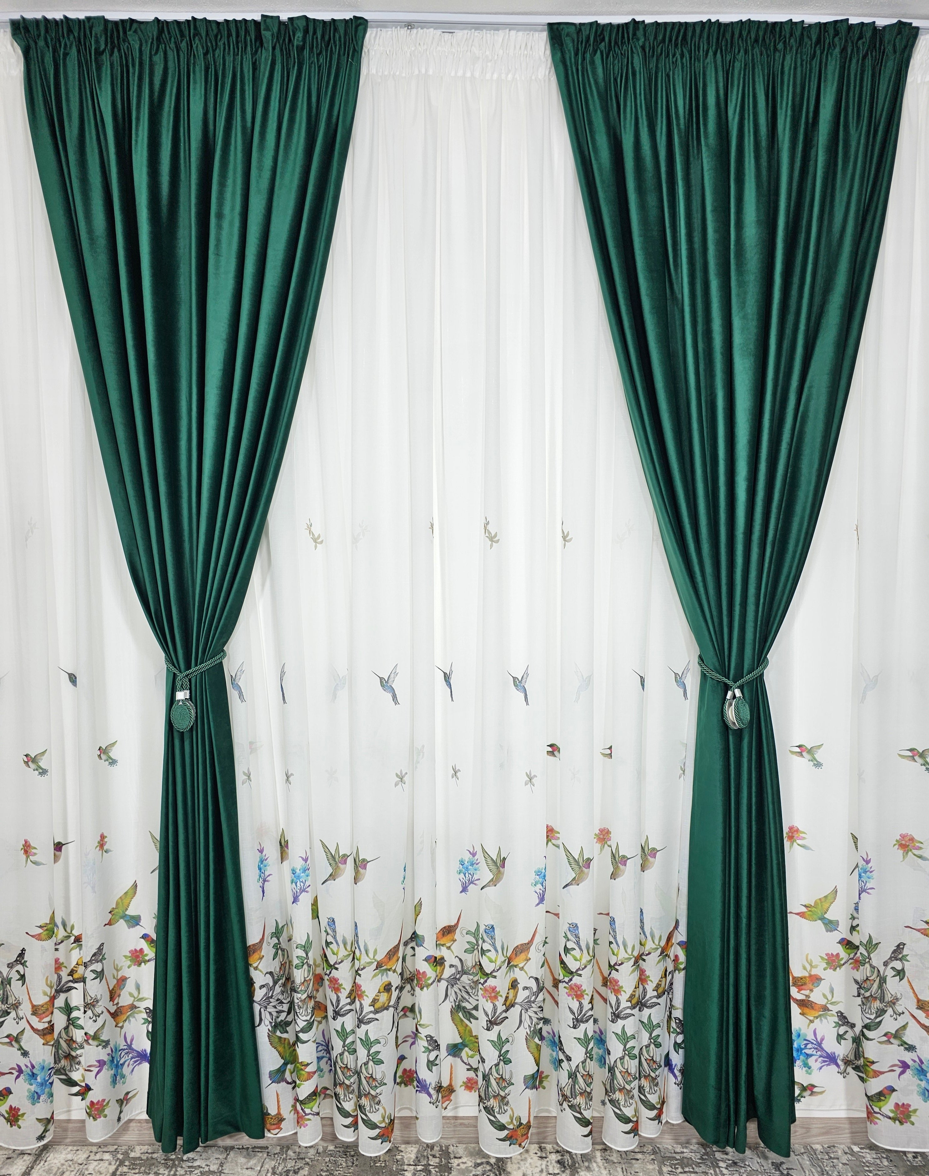 Set Pasarele Verzi: perdea alba cu verde cu draperie simpla catifea verde