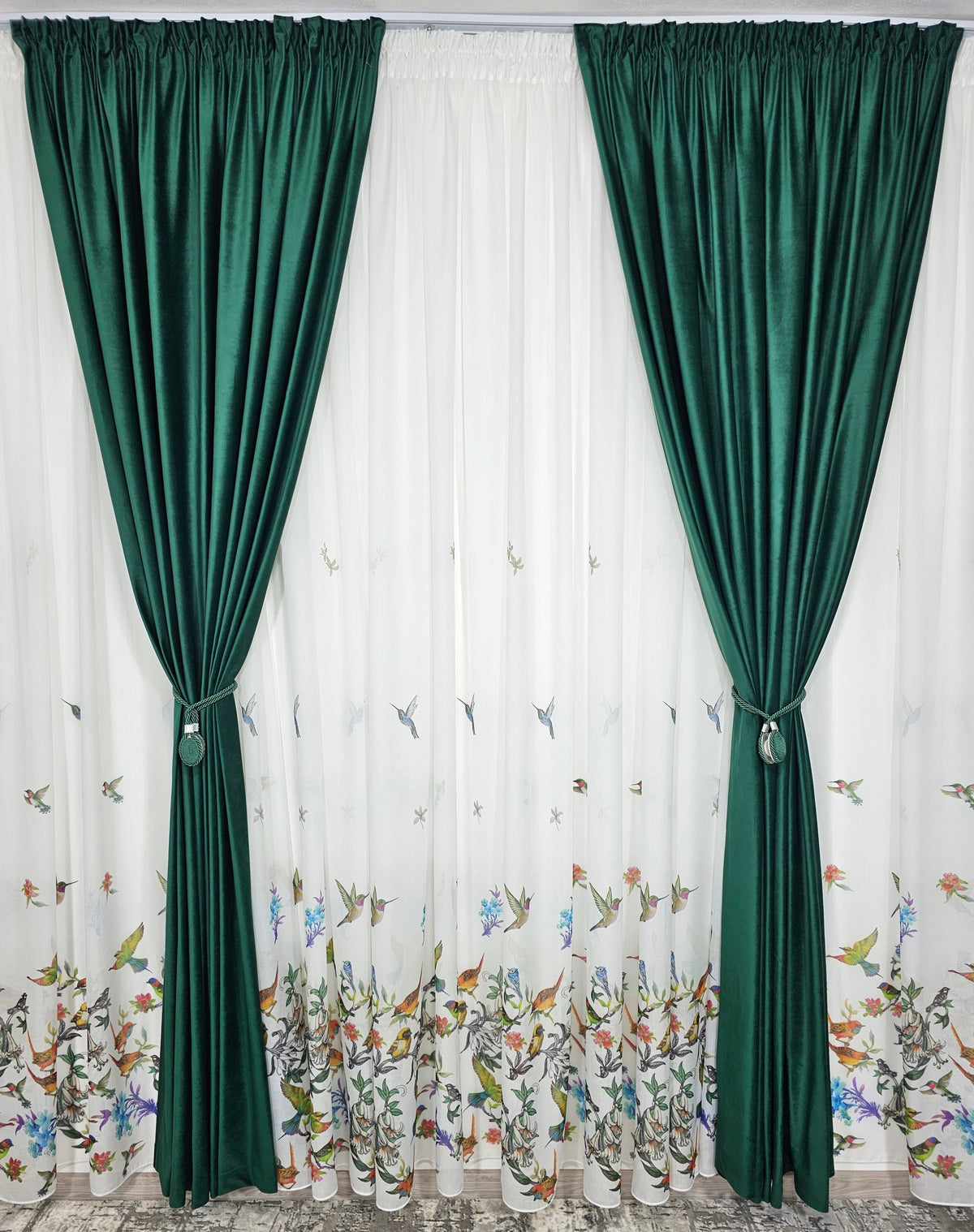 Set Pasarele Verzi – Perdea Alba cu Verde si Draperie Catifea Verde – ideal pentru livinguri si dormitoare luminoase cu canapele crem, bej, gri deschis sau alb si accente verzi, mobilier lemn natur sau alb – confectionat pe comanda