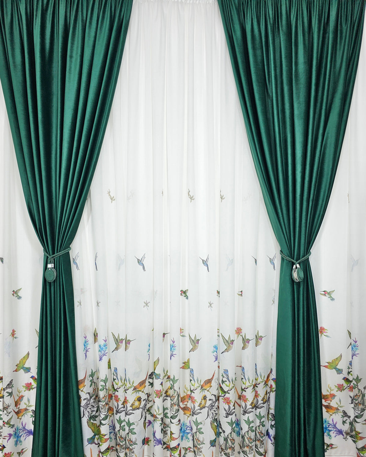 Set Pasarele Verzi: perdea alba cu verde cu draperie simpla catifea verde