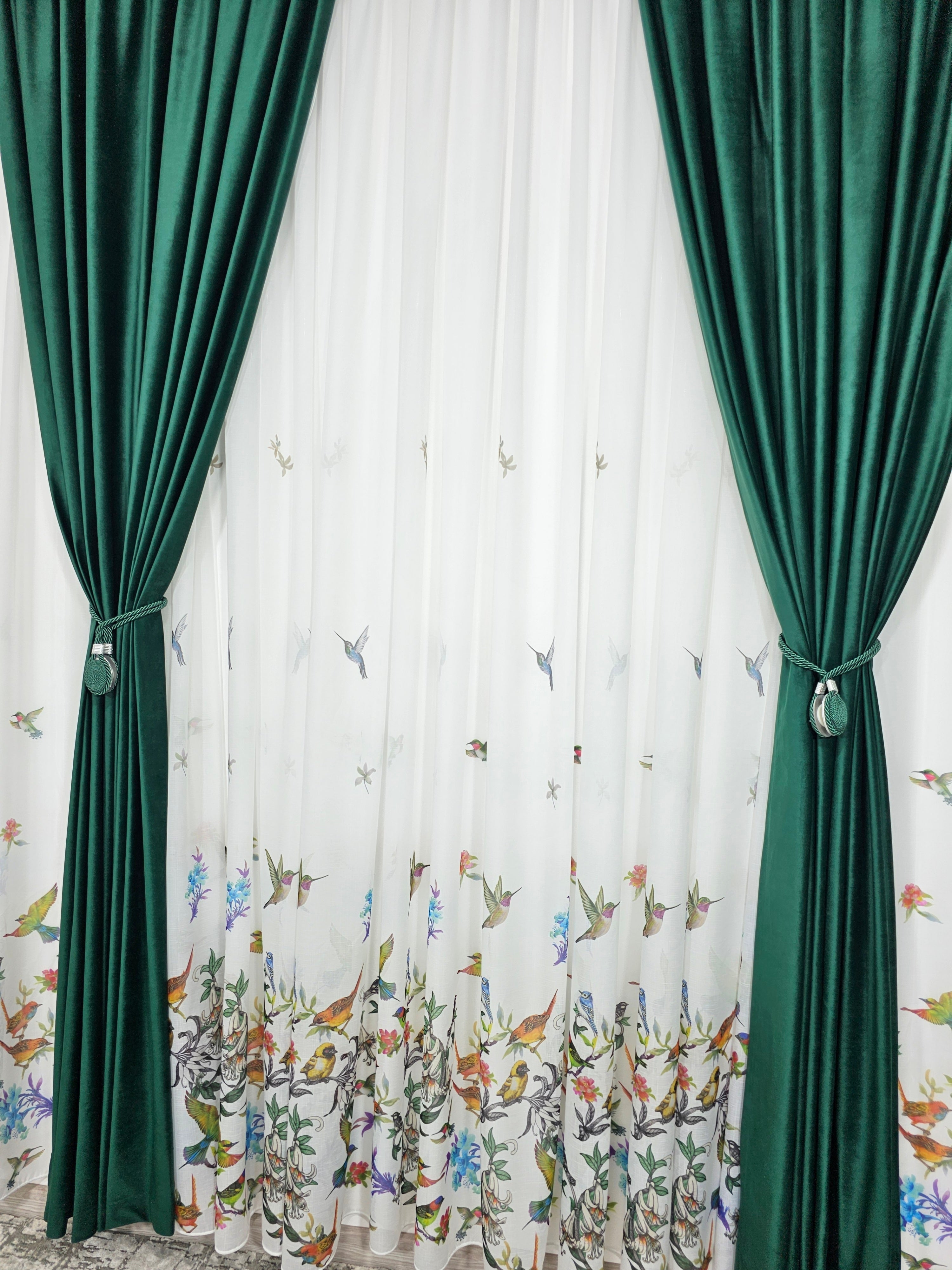 Set Pasarele Verzi: perdea alba cu verde cu draperie simpla catifea verde