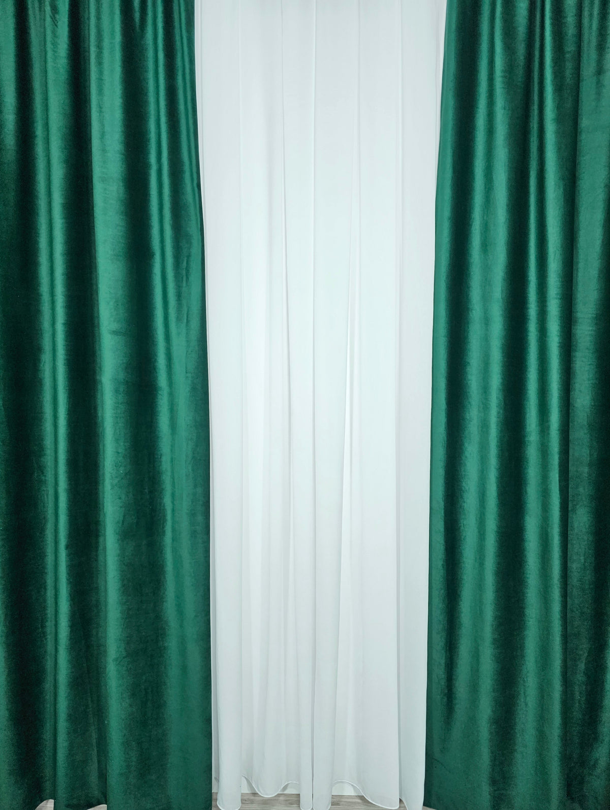 Set Bran – Perdea Jorjet Alb Imaculat si Draperie Verde Smarald Blackout 90% – ideal pentru livinguri si dormitoare in nuante de crem, bej, gri