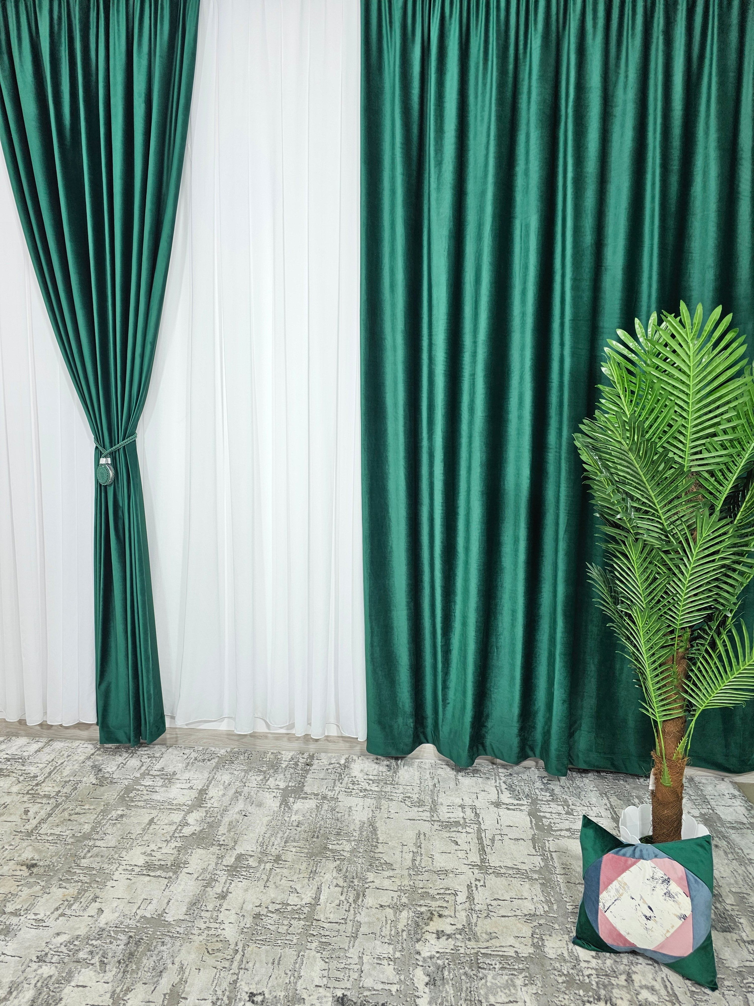 Set Bran: perdea premium jorjet alb imaculat si draperie catifea verde smarald blackout 90%
