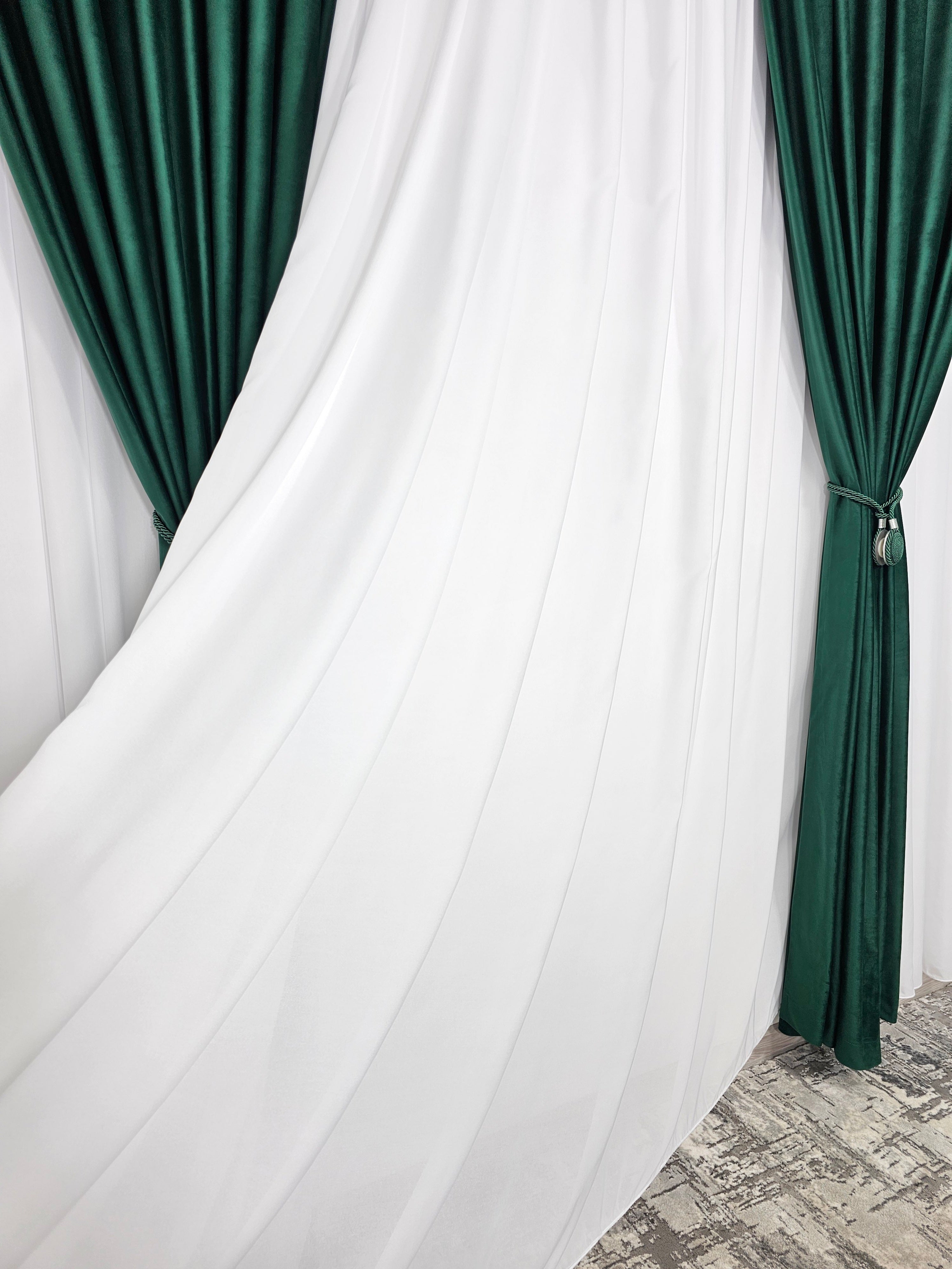 Set Bran: perdea premium jorjet alb imaculat si draperie catifea verde smarald blackout 90%