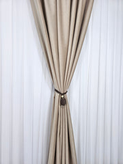 Set Premium – Perdea Matase Alb Imaculat si Draperie Bej Catifea – ideal pentru livinguri si dormitoare elegante cu canapele crem, bej, gri deschis sau alb si mobilier lemn natur sau alb – confectionat pe comanda