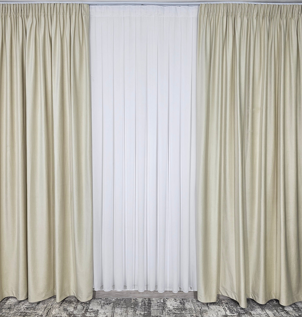 Set Magnus – Perdea Matase Alba Imaculata si Draperie Catifea Crem Deschis – ideal pentru livinguri si dormitoare elegante cu canapele crem, bej, gri deschis sau alb si mobilier lemn natur, alb sau auriu – confectionat pe comanda