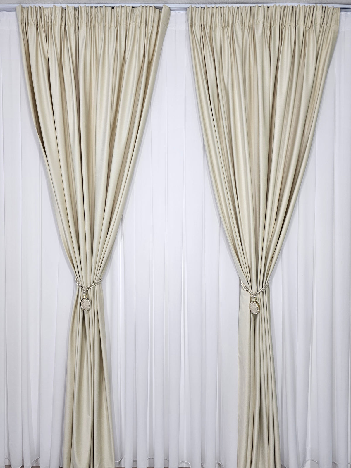 Set Magnus: Perdea Jorjet Alb Imaculat și Draperie Catifea Crem Deschis