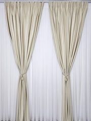 Set Magnus – Perdea Matase Alba Imaculata si Draperie Catifea Crem Deschis – ideal pentru livinguri si dormitoare elegante cu canapele crem, bej, gri deschis sau alb si mobilier lemn natur, alb sau auriu – confectionat pe comanda