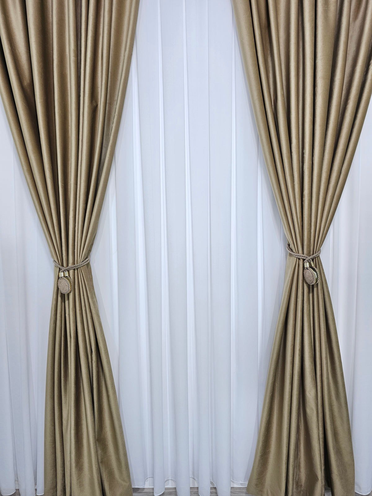 Set Premium: Perdea Matase Alb Imaculat și Draperie Crem Catifea Garantat Opacă