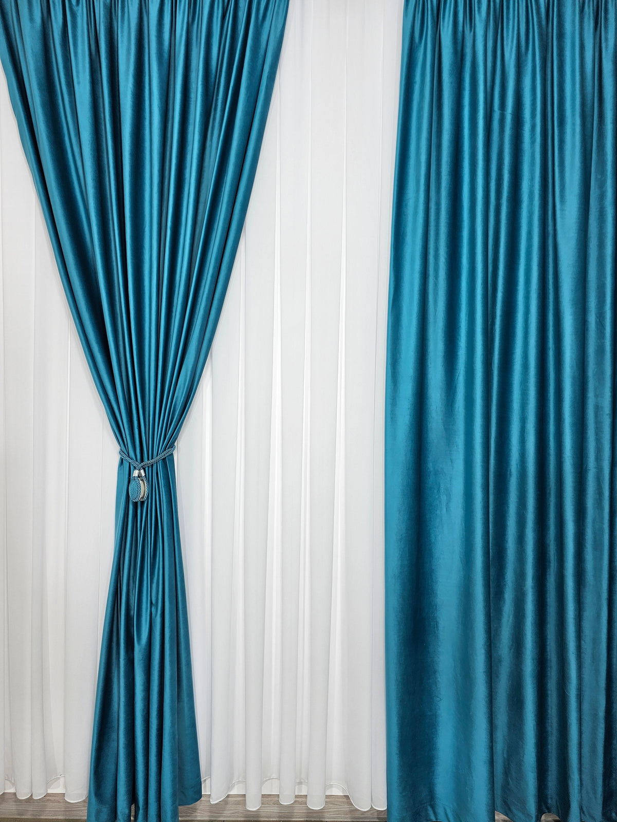 Set Vivre: pentru Livinguri si Dormitoare Luminoase in Nuante de Bleu, Alb si Crem - Perdea Jorjet Alb Imaculat si Draperie Catifea Baby Blue - Confectionat pe Comanda