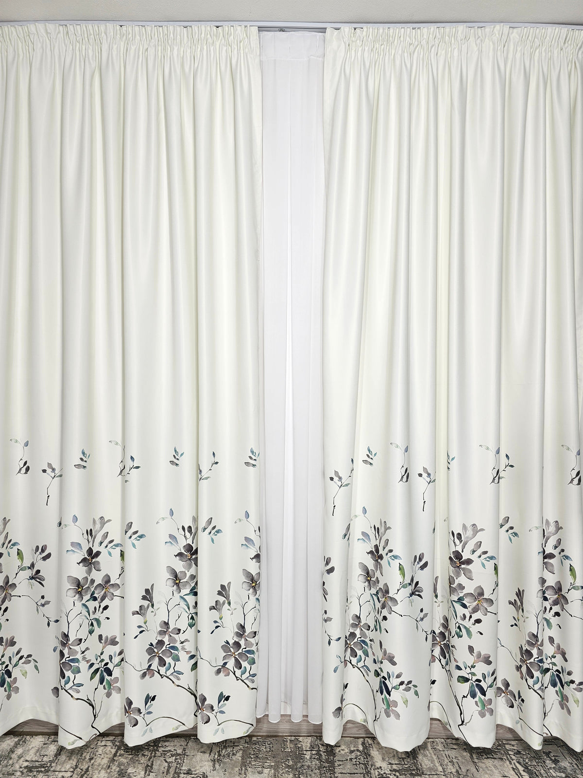 Set Fiesta – Perdea Voal Premium  si Draperie Model Floral Turcoaz Gri – ideal pentru livinguri si dormitoare moderne cu canapele crem, gri, alb sau turcoaz si mobilier lemn natur, alb sau wenge – confectionat pe comanda