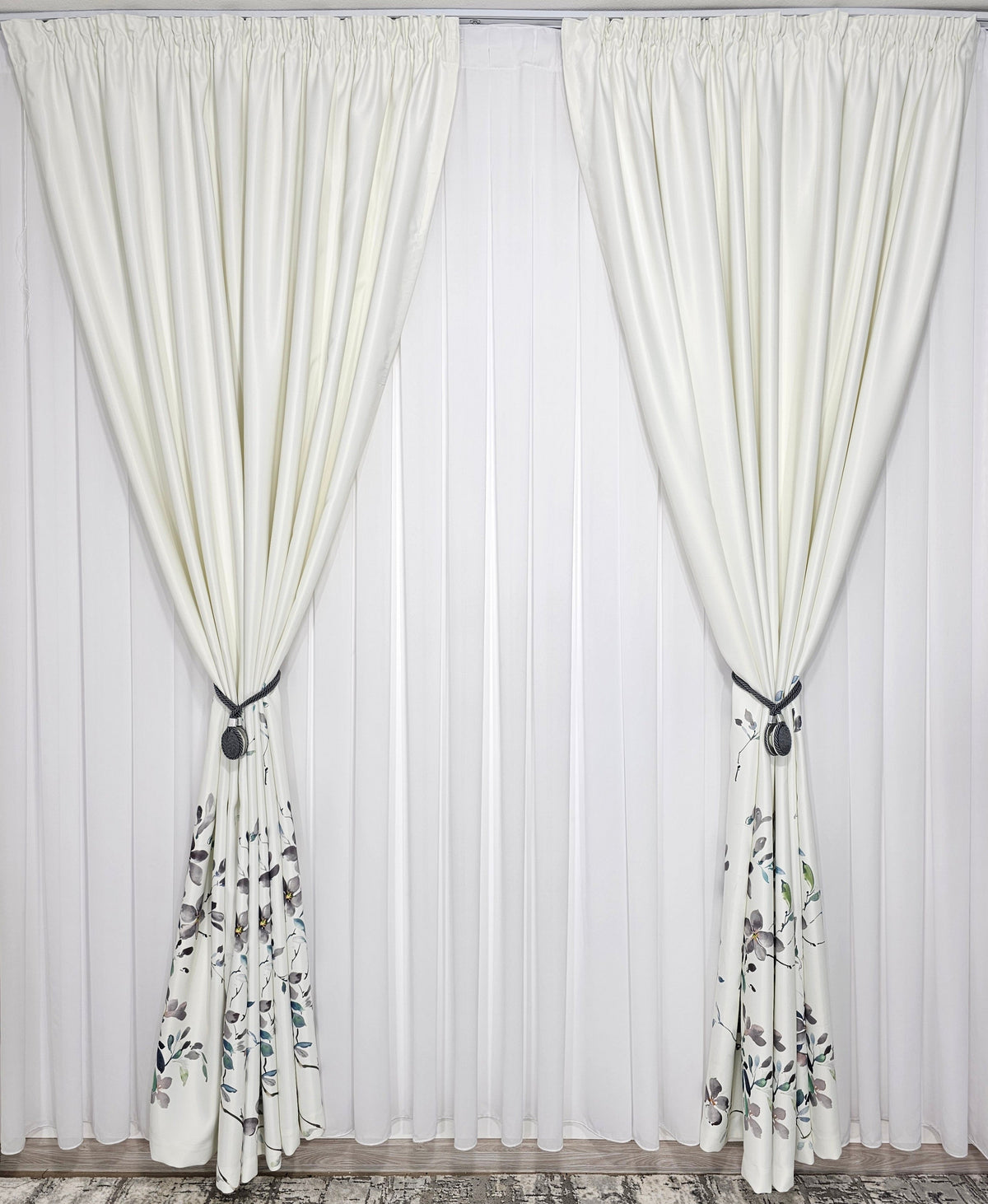 Set Fiesta: Perdea alba simpla jorjet si Draperie model floral Turcoaz Gri